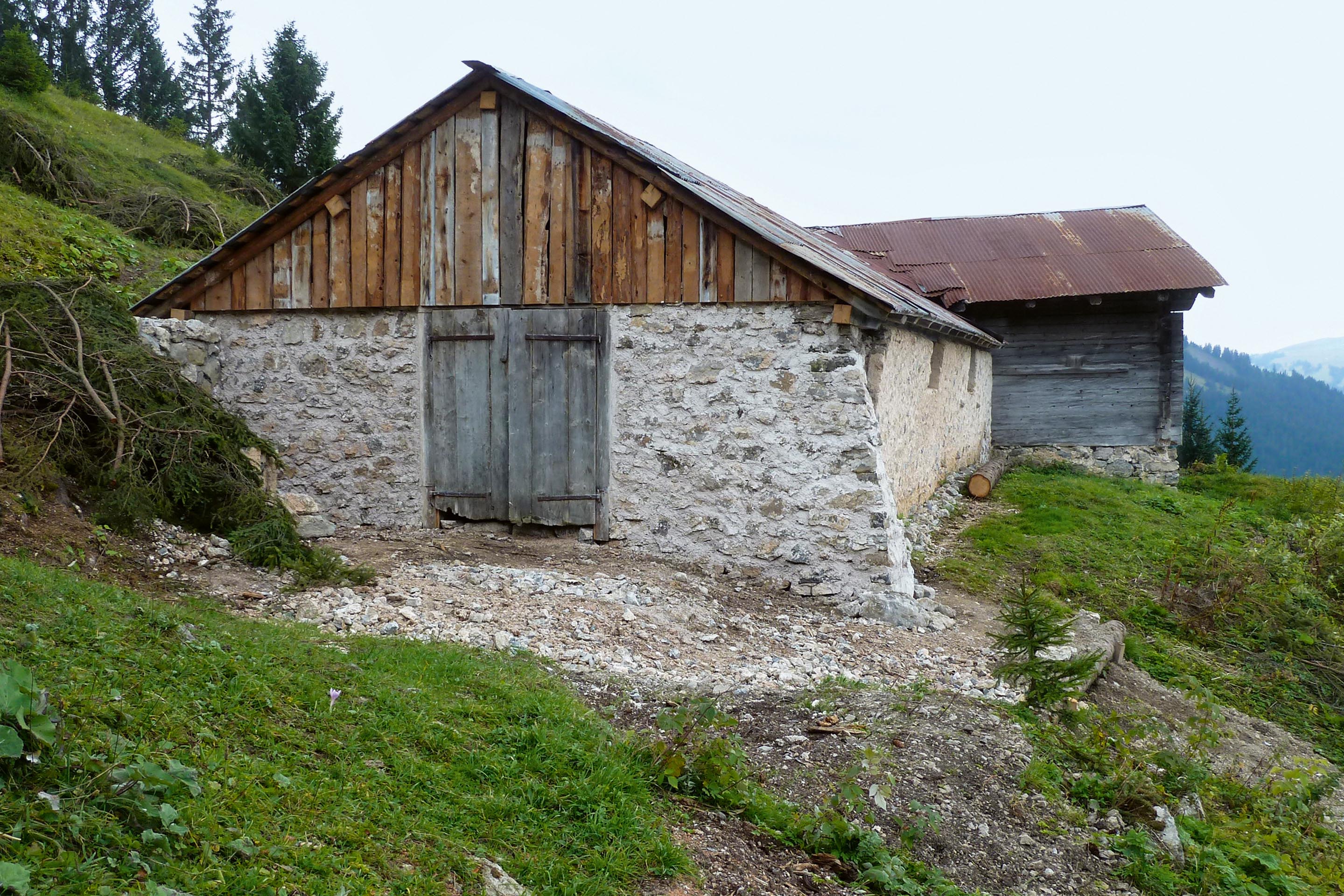 L’étude d’édifices vernaculaires protégés, comme ici l’Alpage du Paquier des vernes à L’Etivaz (VD), rénové entre 2013 et 2015, permet de redécouvrir des techniques pour réaliser des fondations en pierre.