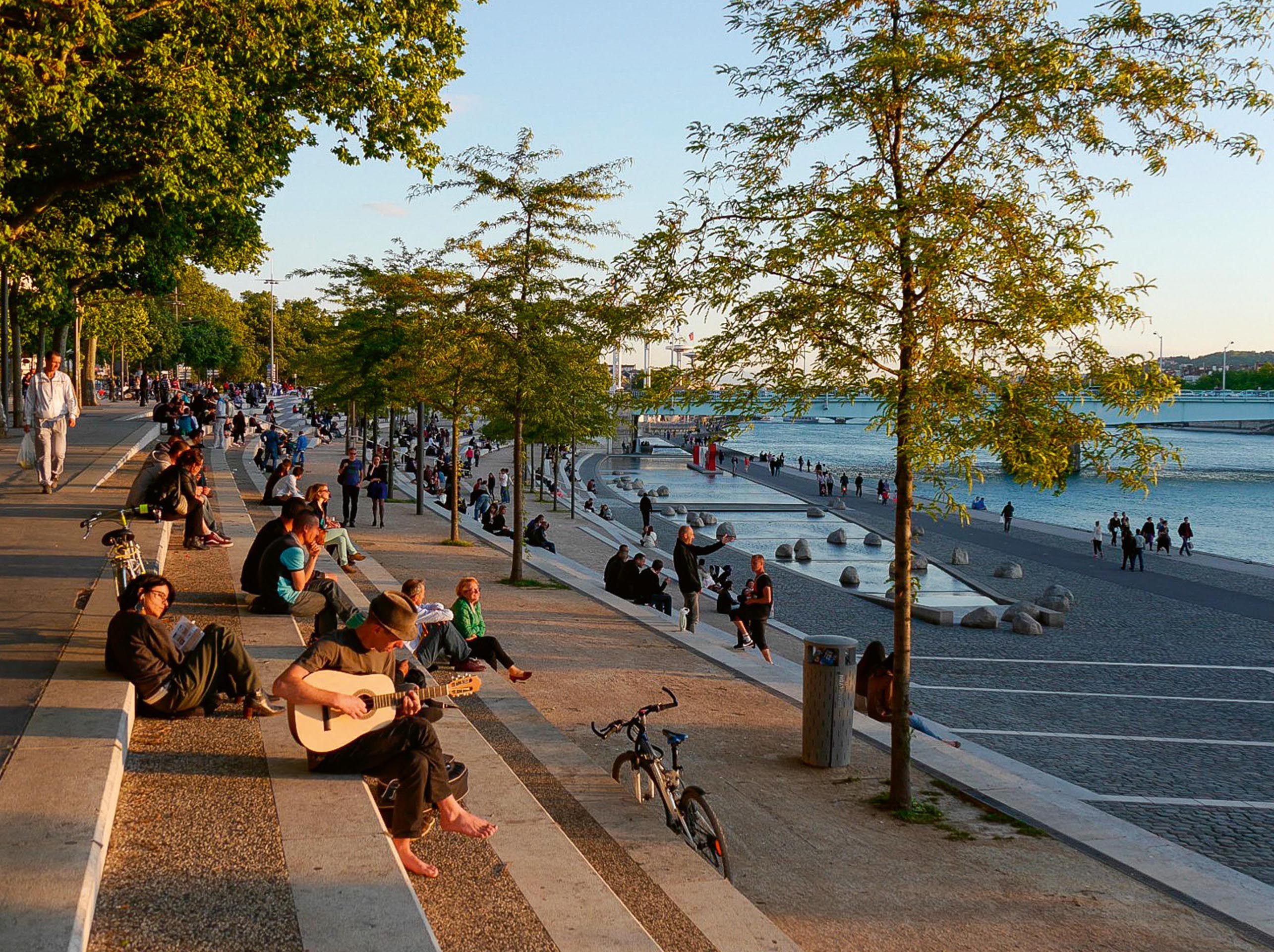 2007: les berges du Rhône réaménagées sont inaugurées à Lyon. Les quais auparavant occupés par du stationnement sont transformés en cinq kilomètres et dix hectares de parc et d’espaces publics, qui vont devenir emblématiques de l’image renouvelée de la ville.