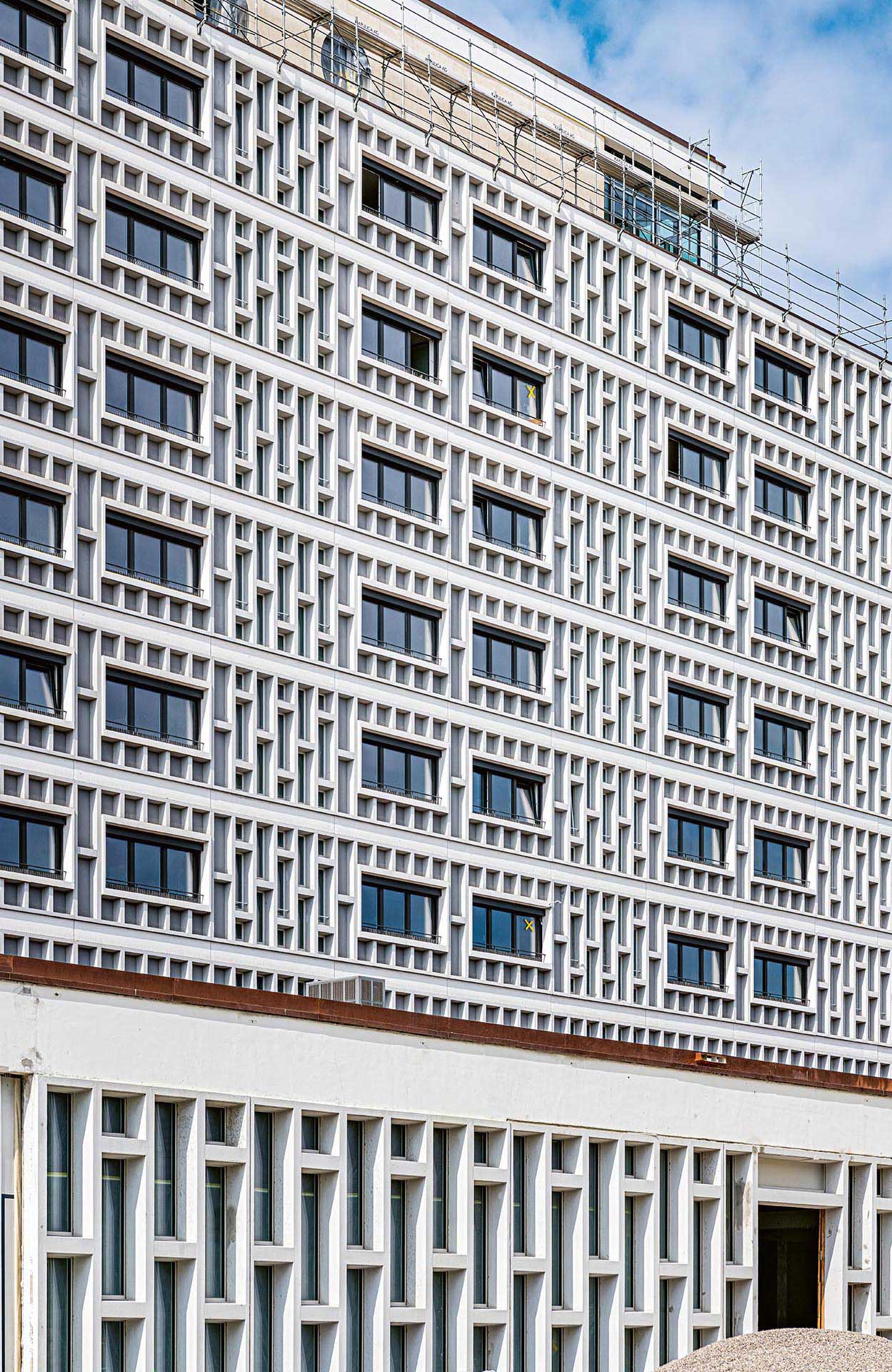 Die Nordfassade hat wegen des dichten Betonfertigteilrahmenrasters eine ganz andere Anmutung als die Südfassade.
