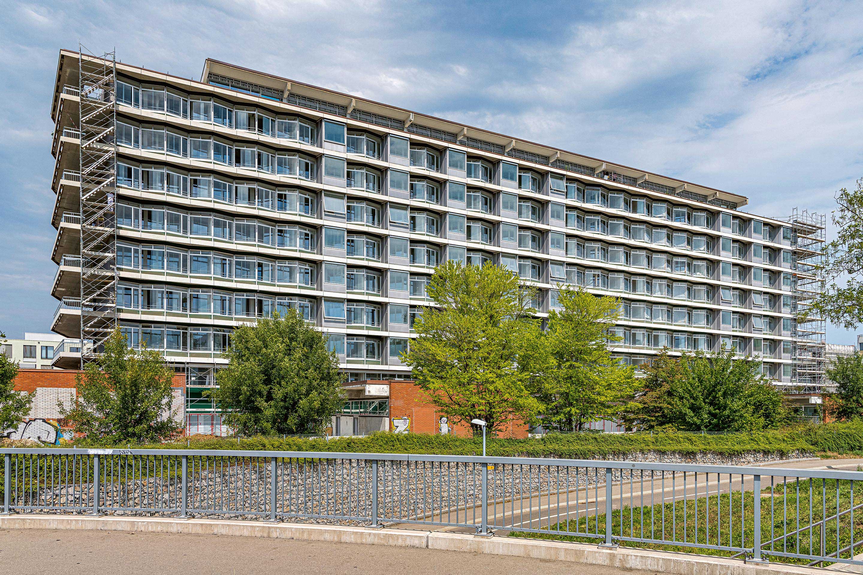 Der Riegelbau des ehemaligen Felix Platter-Spitals verfügt über ein einprägsames Erscheinungsbild. Die Südfassade fällt auf durch die gefaltete Gestaltung der Glasflächen. Durch den Umbau verändert sich die Aussenwirkung kaum, sodass der identitätsstiftende Ausdruck des Gebäudes im Quartier erhalten bleibt.