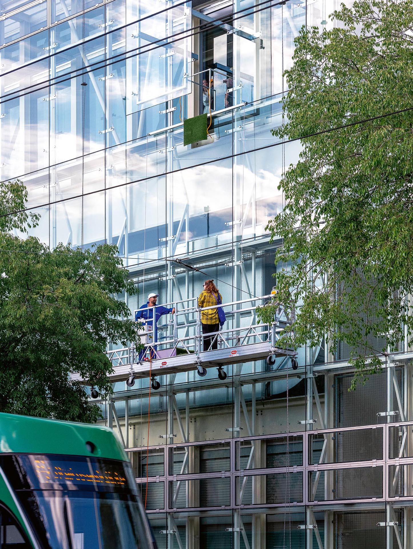 Une brèche dans la halle aux arts: Deliberate Leak, projet lauréat 2021, Anna McIver-Ek et Axel Chevroulet, Swiss Art Awards 2022.