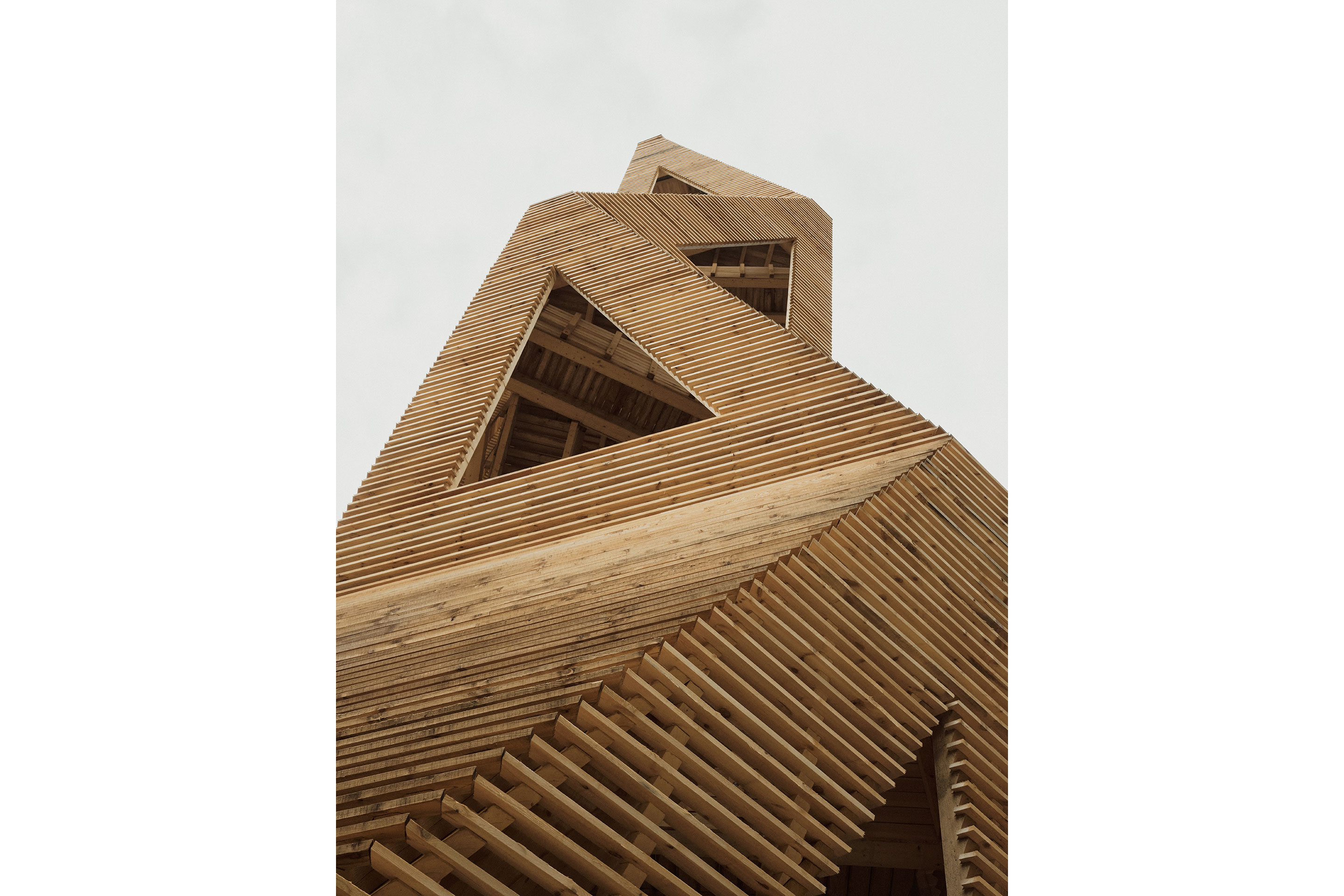 Aussichtsturm-Hardwald-Aussen-hoch