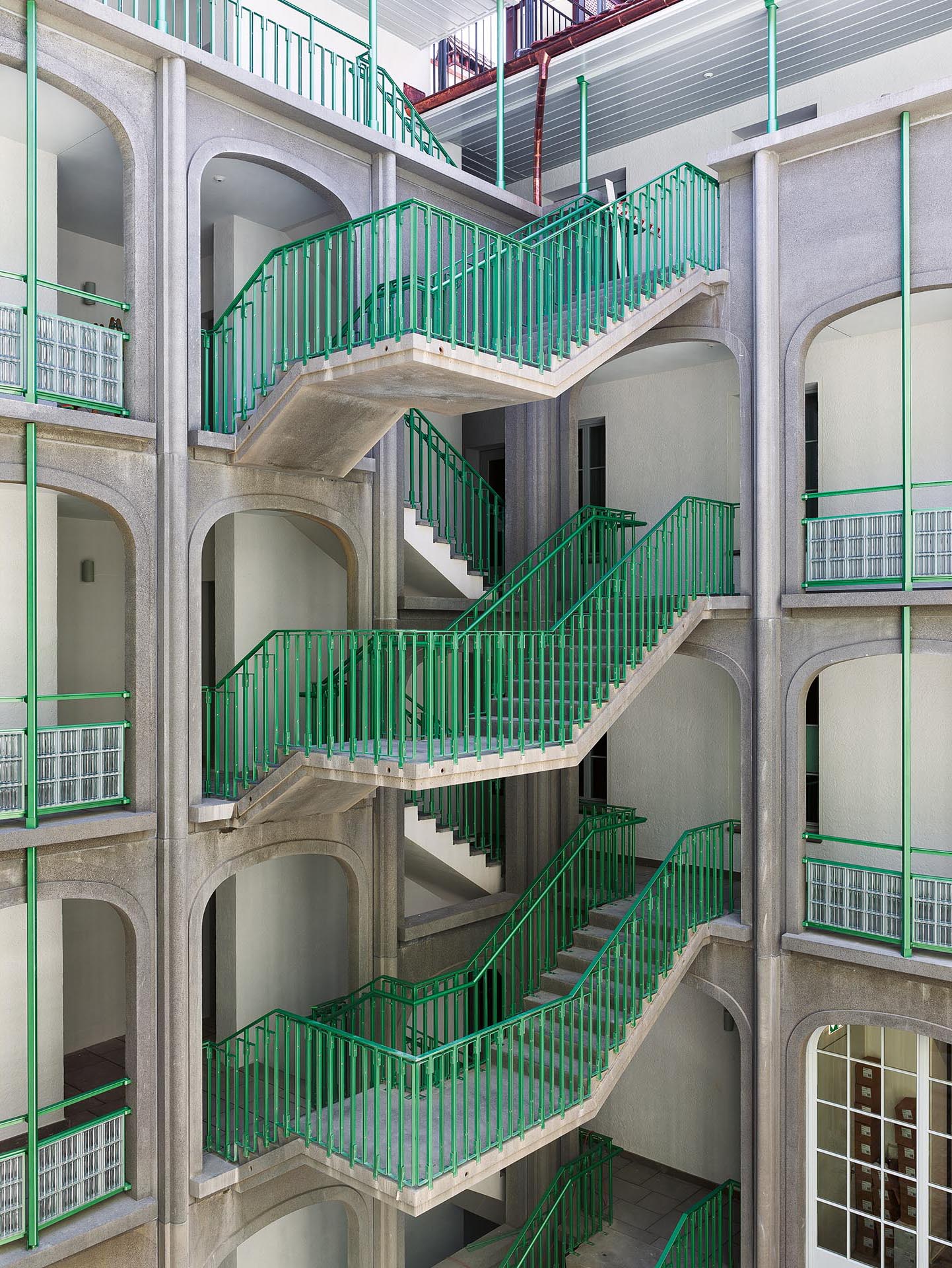 Les escaliers rappelant des modèles baroques suggèrent la convivialité foisonnante dans la nouvelle cour.