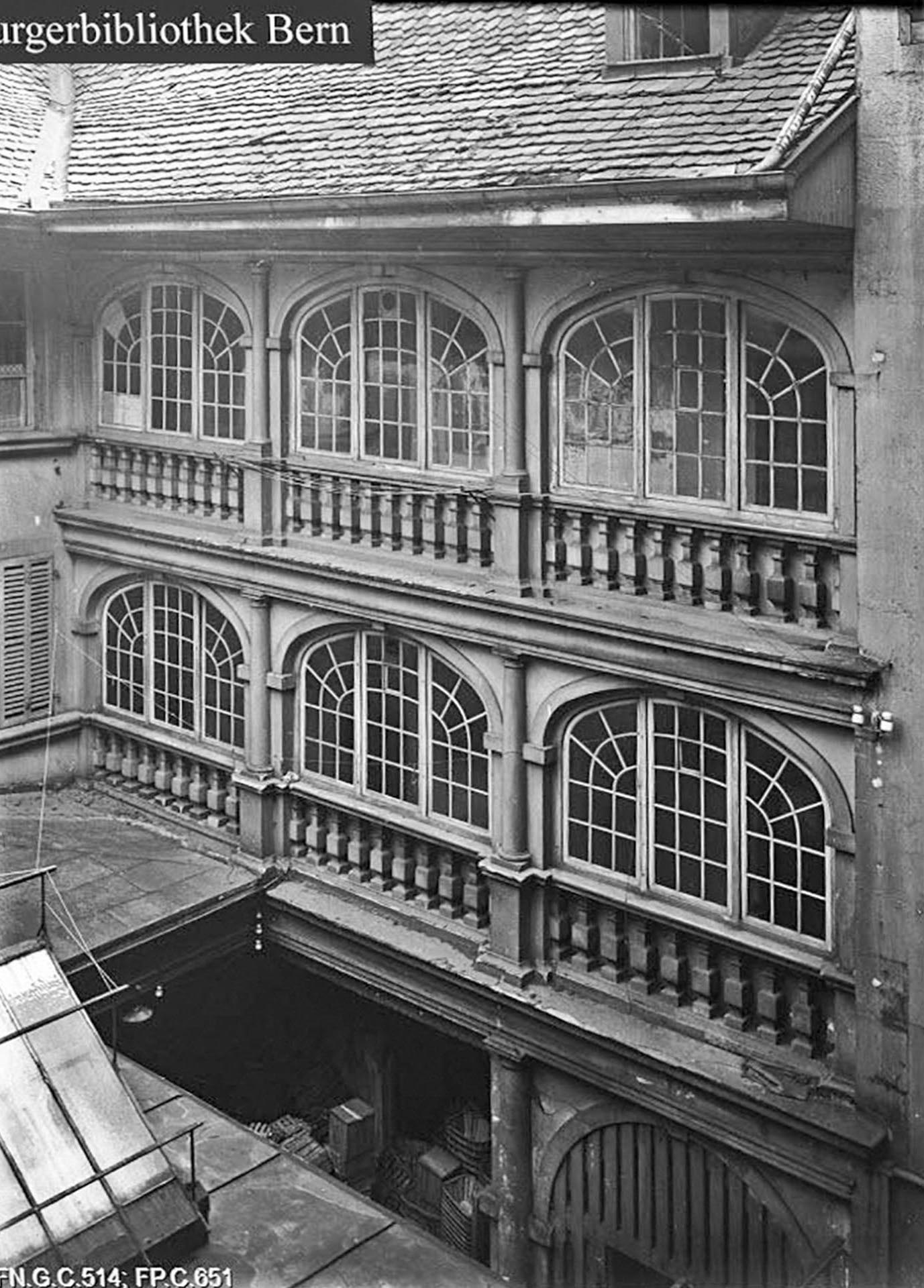 La photo d’archive révèle comment le projet s’inspire de l’histoire sans pour autant l’imiter.