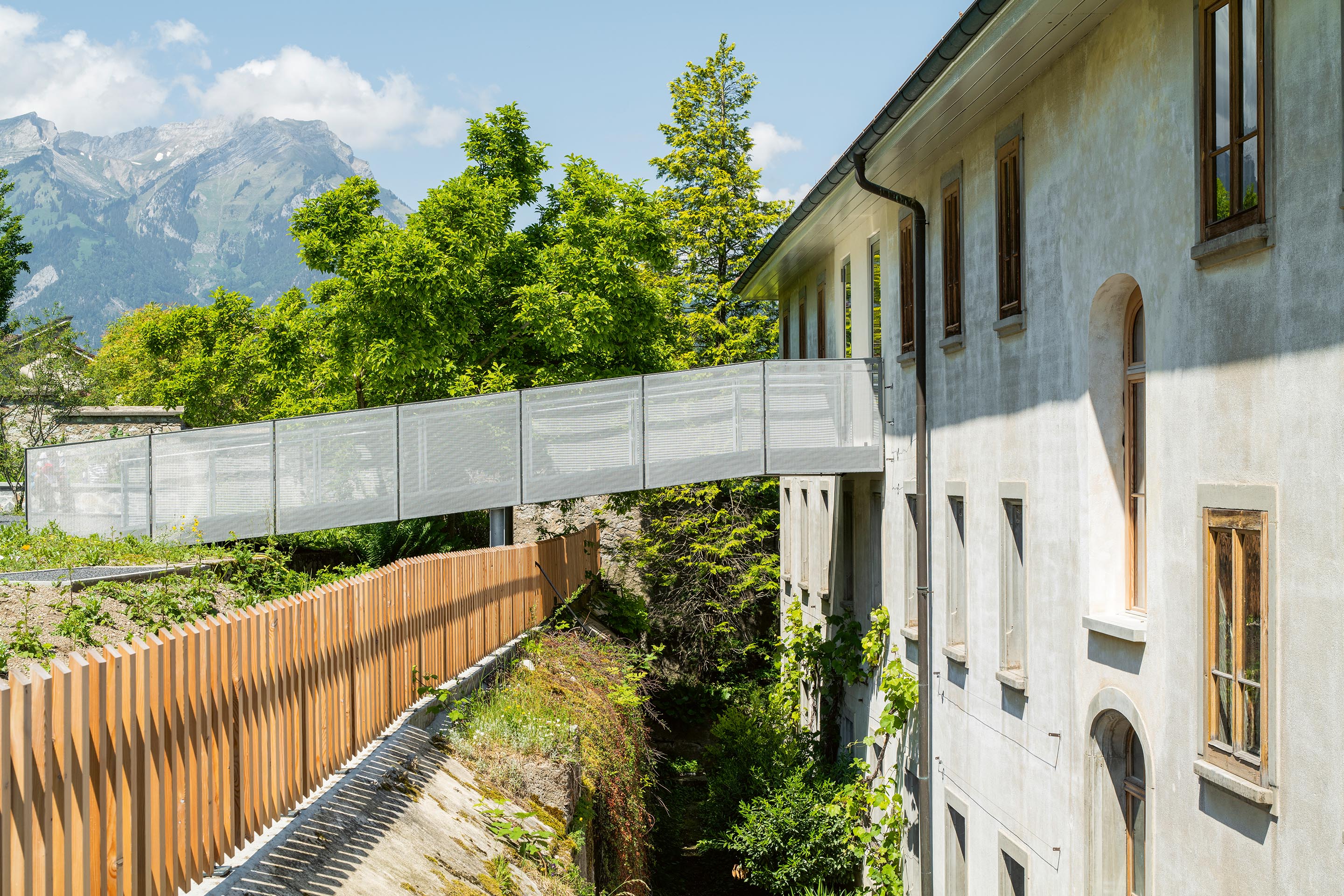 I nuovi elementi introdotti dello studio Rothen Architekten sono molto sobri, come questa passerella tra il convento e il giardino terrazzato.