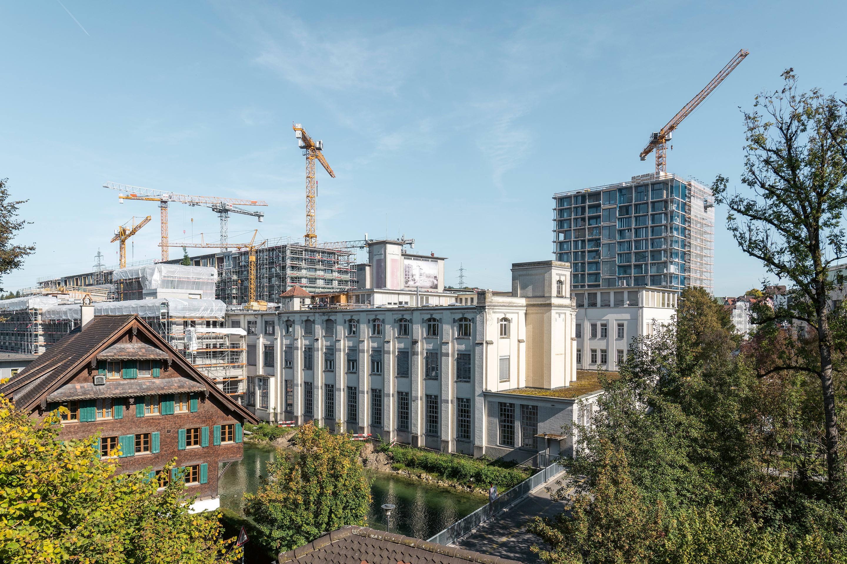 Il superbo edificio chiamato Kalanderbau, costruito nel 1910 (al centro), segna l’inizio del quartiere. I nuovi edifici sono tutti autonomi.