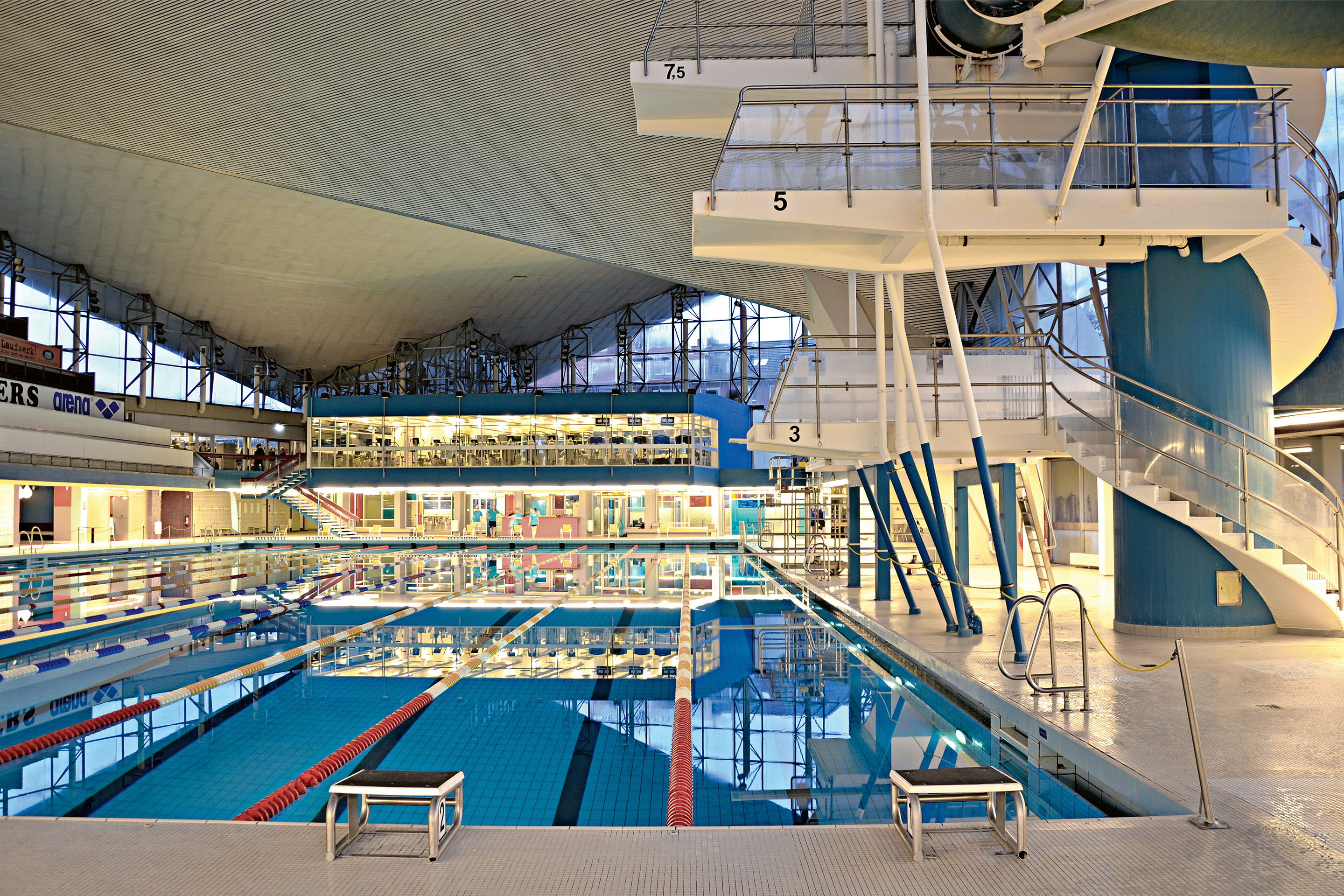 Hamburg-Alsterschwimmhalle-Dachschale-Betonkonstruktion-Hyparschalen-geschrumpft-gewachsen.jpg
