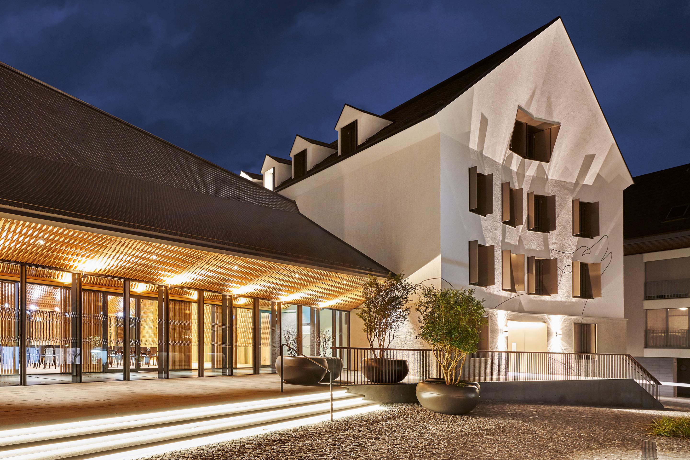 Starkes Ensemble: An den vielseitig nutzbaren Saal mit dem doppelgiebligen Dach schliesst sich der Neubau Haus Wolf an.