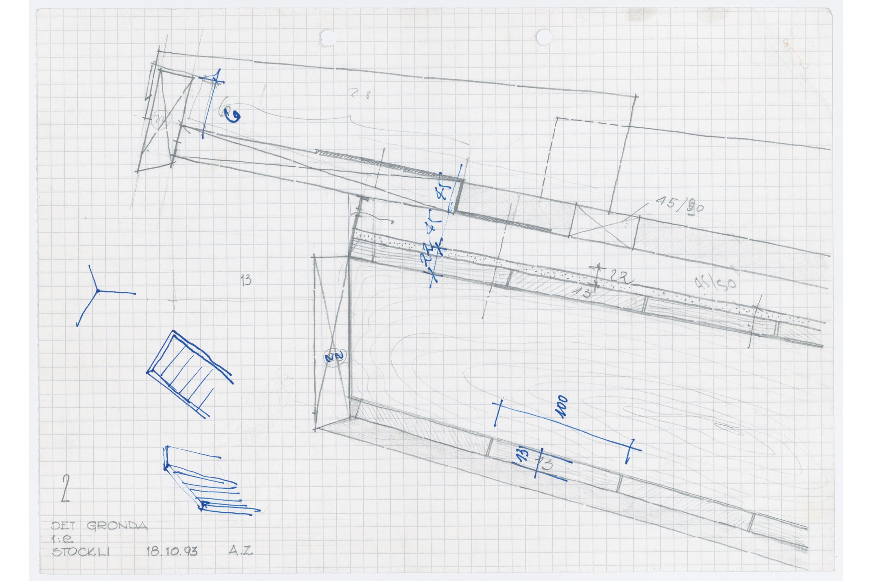 Particolare costruttivo definitivo (variante realizzata) in scala 1:2 della gronda superiore con annotazioni del carpentiere. Da notare la scelta di rivestire la struttura della copertura dissimulando i correntini. Autore del disegno: Alessandro Zara, 18.10.1993.