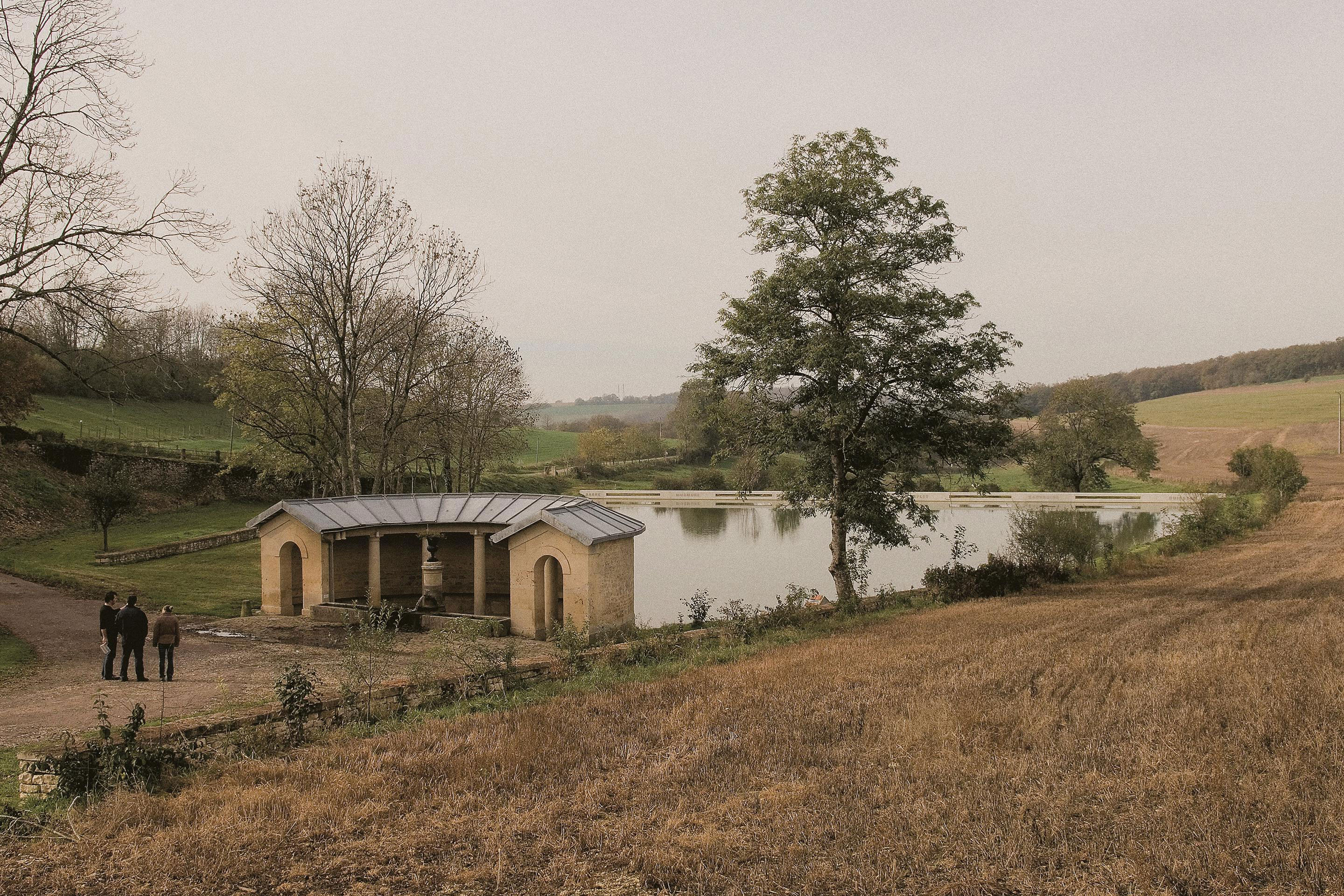 L’intervention des lavoirs de Blessey, réalisée entre 1997 et 2007, naît d’un programme de revalorisation des lavoirs anciens. Conçue par Rémy Zaugg, la commande est portée par un groupe de commanditaires composé d’habitants et de membres du Conseil municipal du village et de Xavier Douroux comme médiateur.