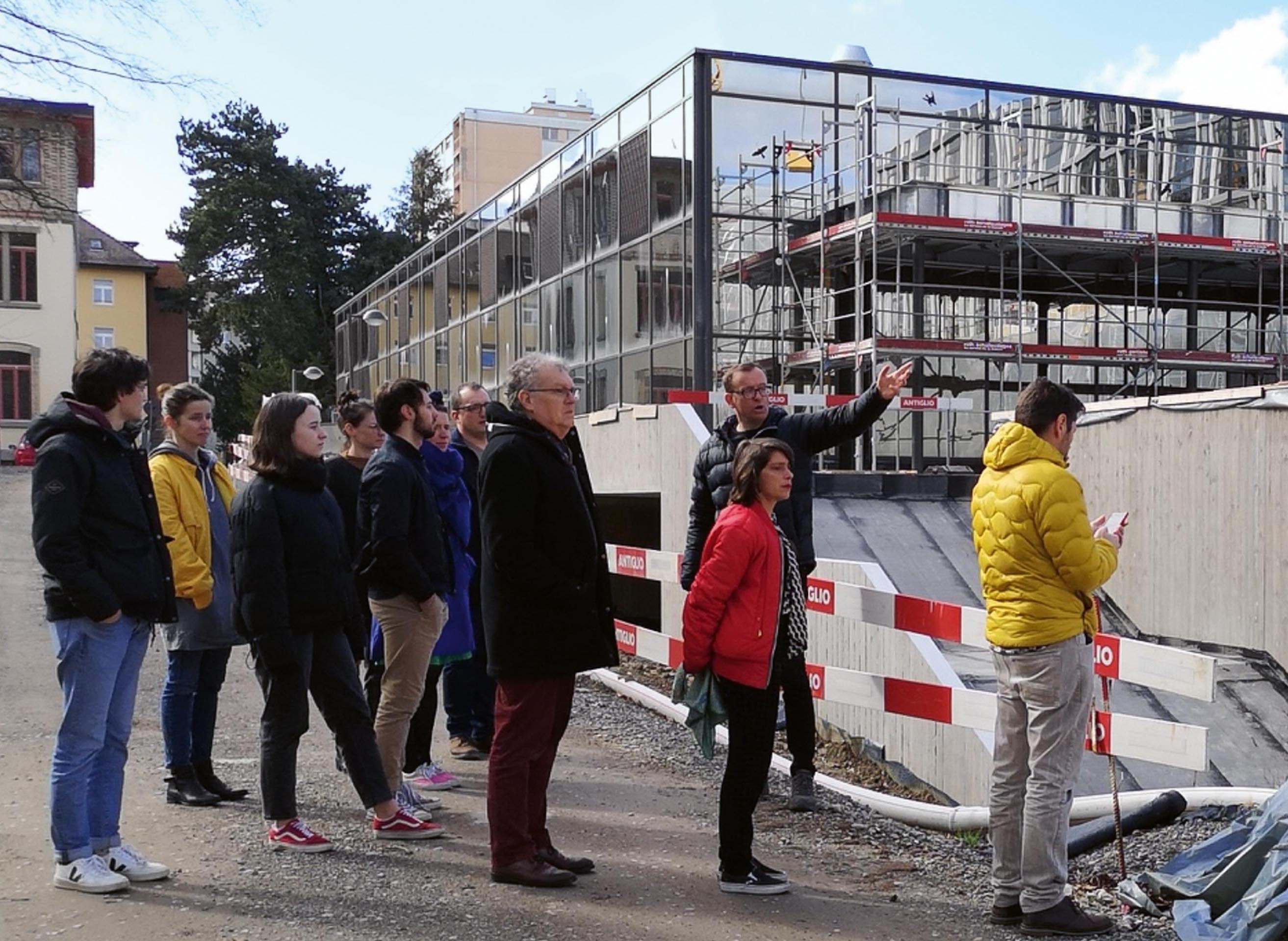 Collège Sainte-Croix, Fribourg: les commanditaires emmènent l’artiste Lili Reynaud-Dewar en visite sur le chantier.