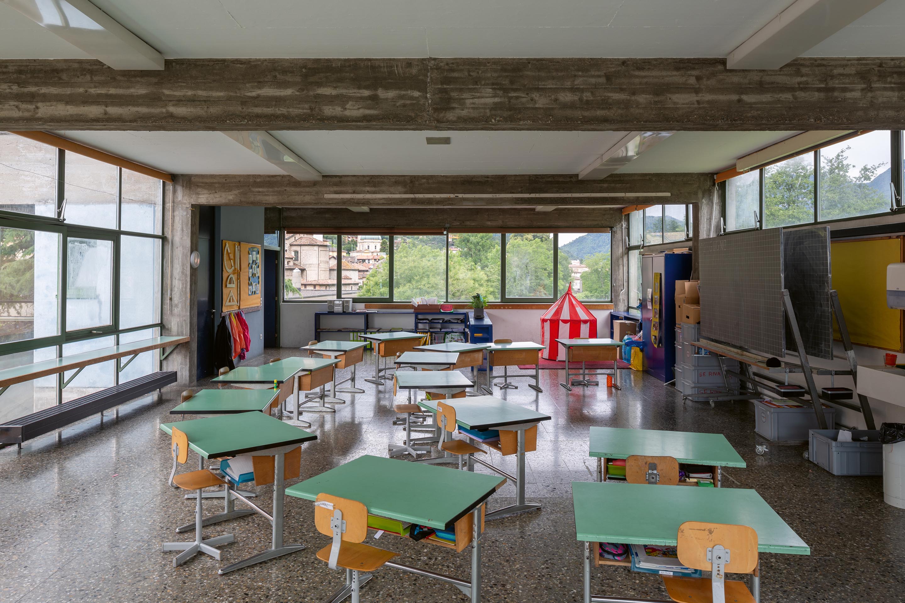 Viste comparative dello spazio didattico prima e dopo i lavori.