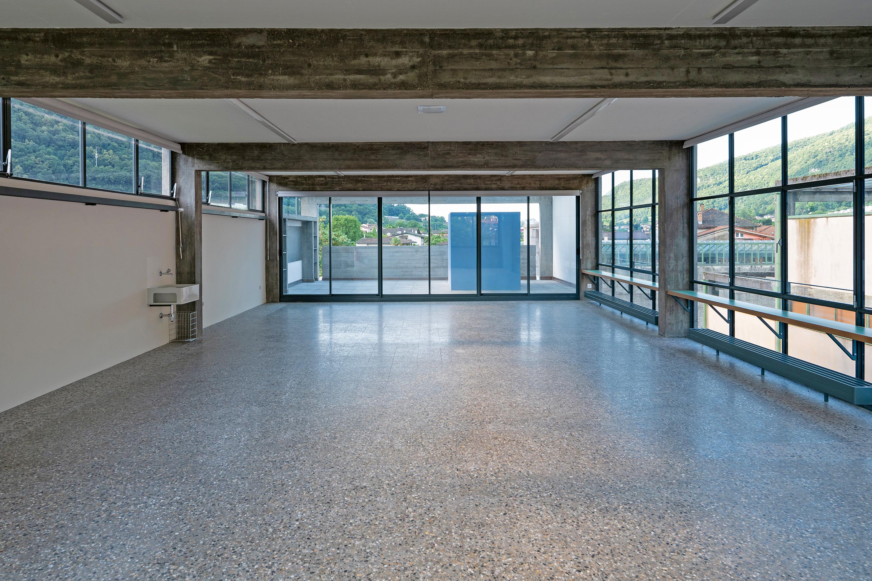 Viste comparative dello spazio didattico prima e dopo i lavori.