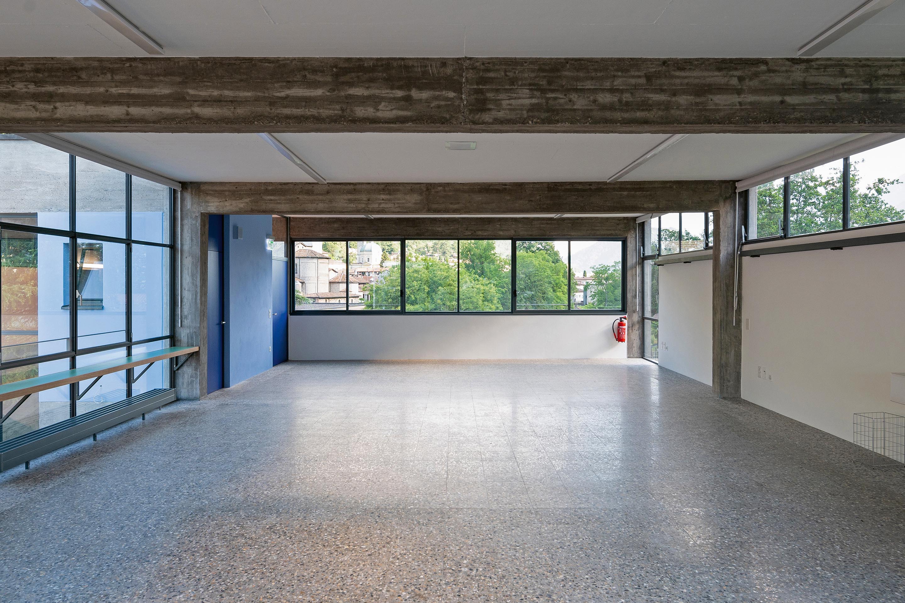 Viste comparative dello spazio didattico prima e dopo i lavori.