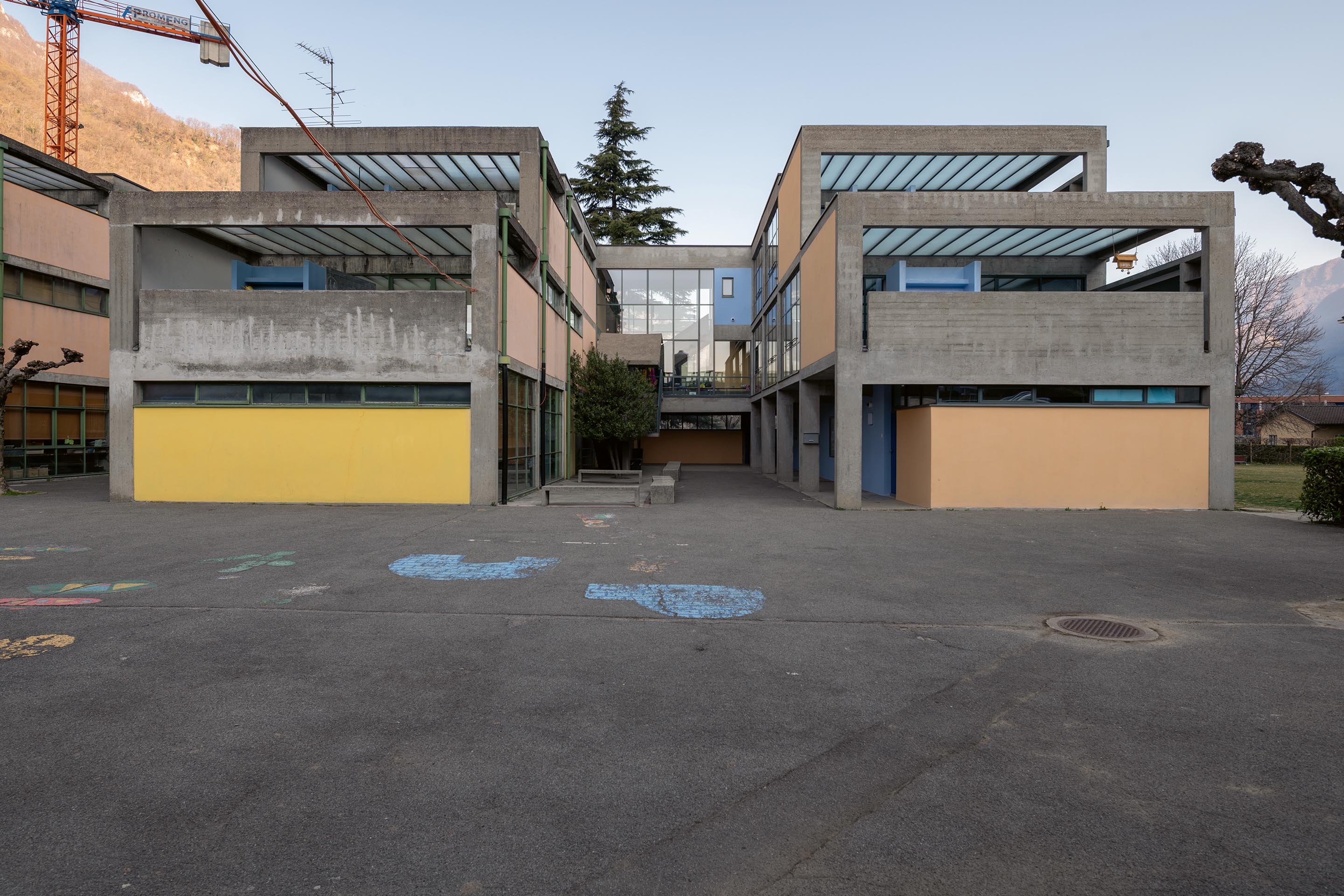 Vista frontale dei blocchi 4 e 5: in evidenza le differenze tra le parti restaurate e non.