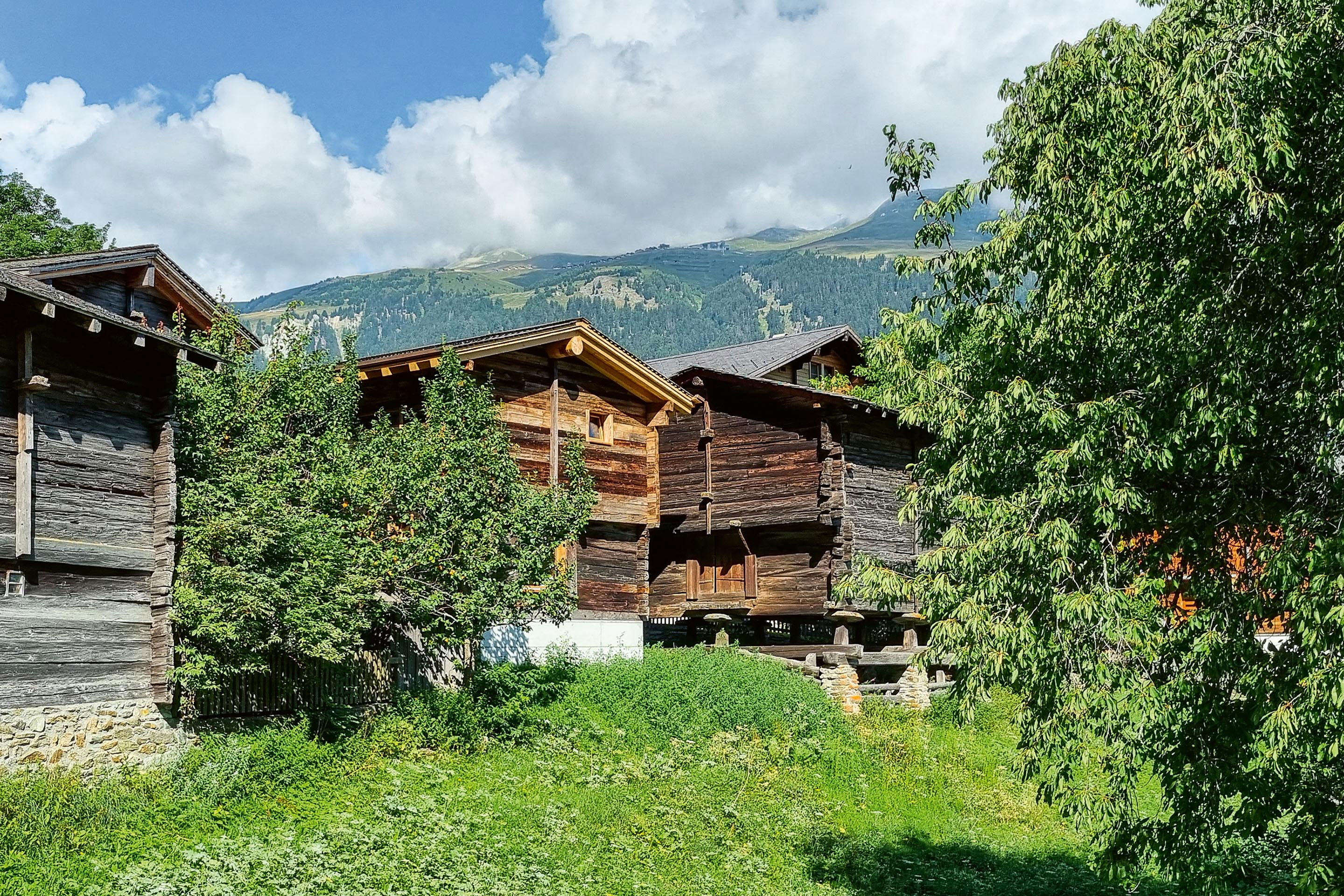 Grössere und kleinere Fenster am Umbau des Übungsstadels von Abgottspon Werlen Architekten geben Hinweise auf die Umnutzung in der geschützten Dorfzone von Ernen. Der Bau ist im kommunalen Inventar als erhaltenswert eingestuft.