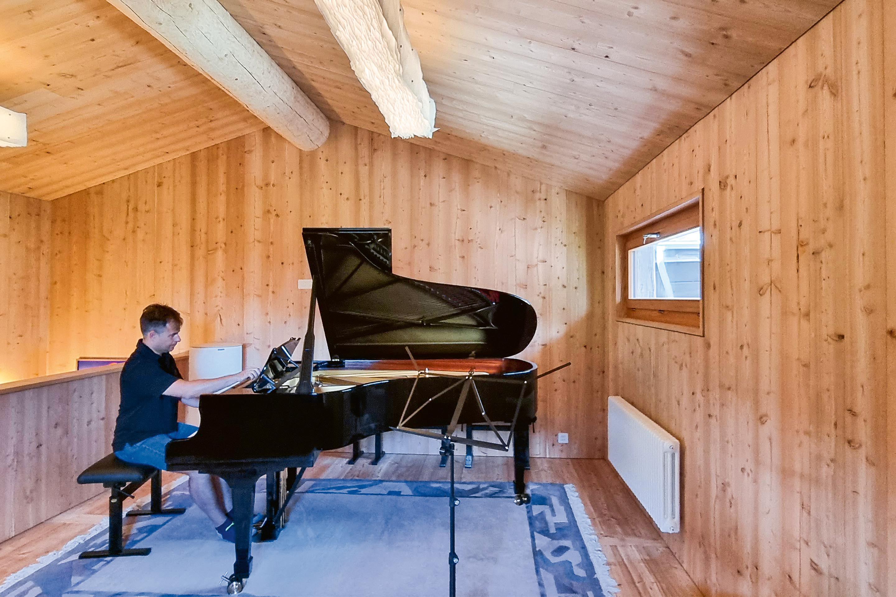 Die Grösse der Eingangstür wurde durch die Masse des  Flügels vorgegeben. Dieser wurde für die Musiker des Erner  Musikfestivals in den ersten Stock gehoben.