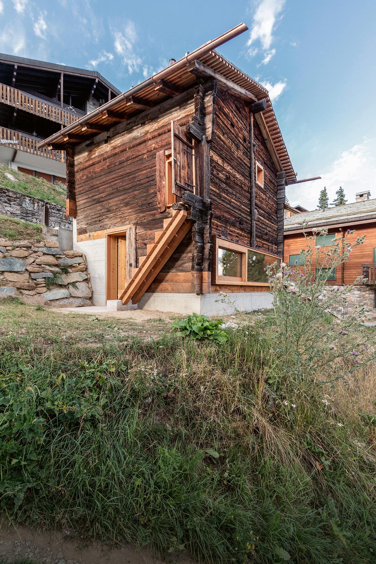 Bei der Stallscheune, einem Referenzobjekt auf der Riederalp, konnte Atelier Summermatter Ritz die Fassade öffnen, da der Bau keinen Schutzstatus hat.