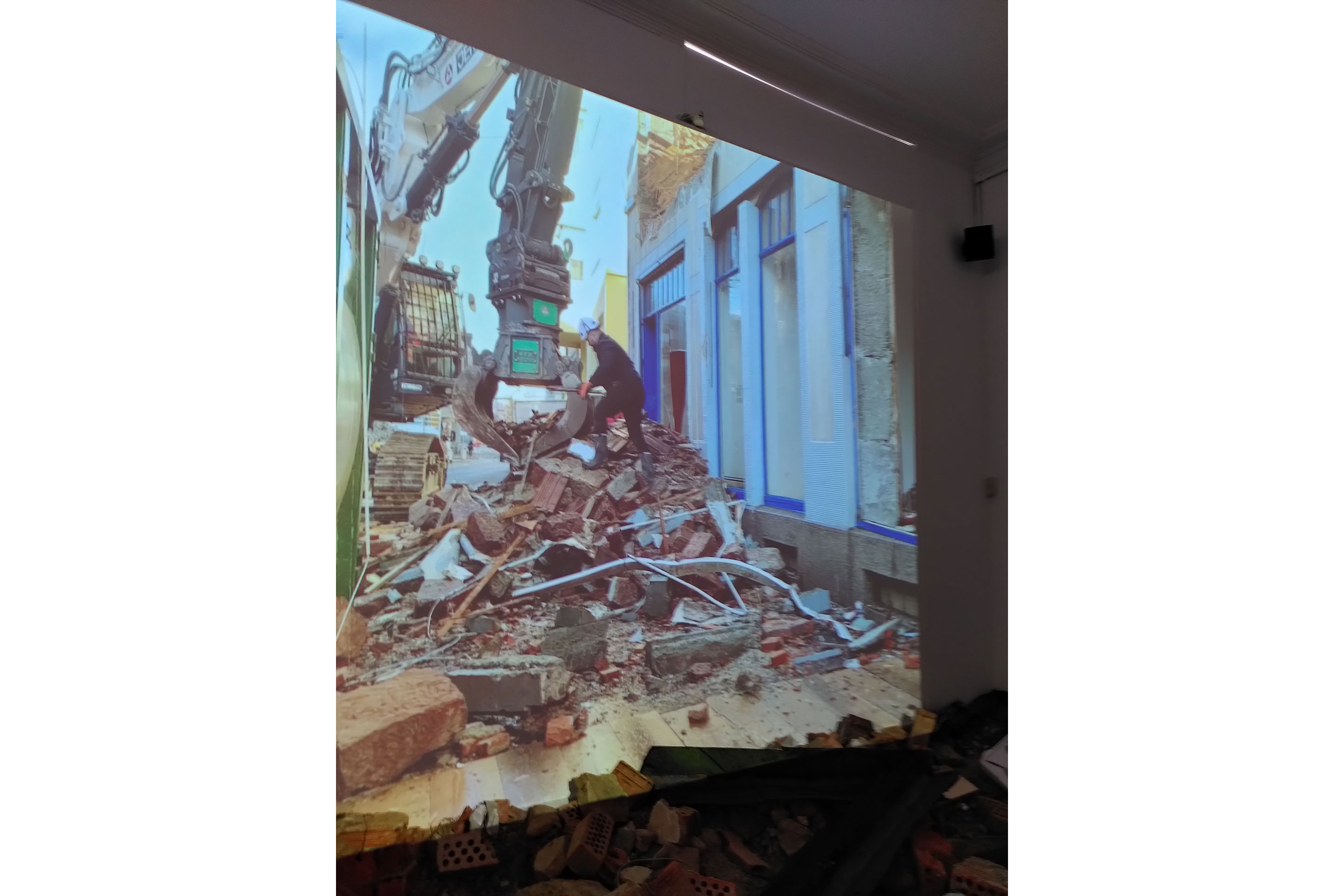 Videoprojektion von einem Gebäudeabbruch in der Ausstellung «Die Schweiz: ein Abriss».