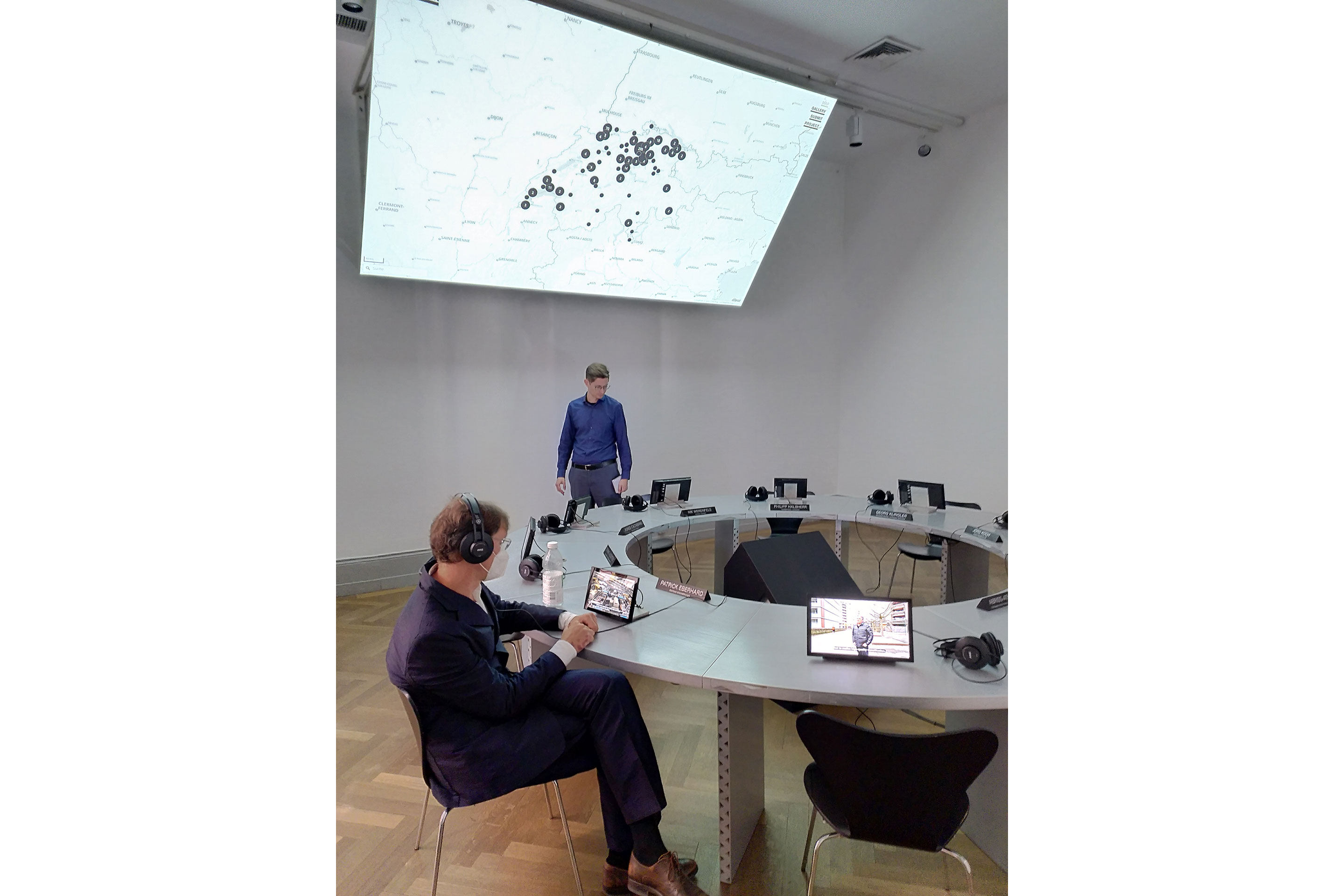 Der «war room»: Architekten, Banker und Bewohner erklären in Videobotschaften, was sie zum Abriss von Gebäuden meinen.