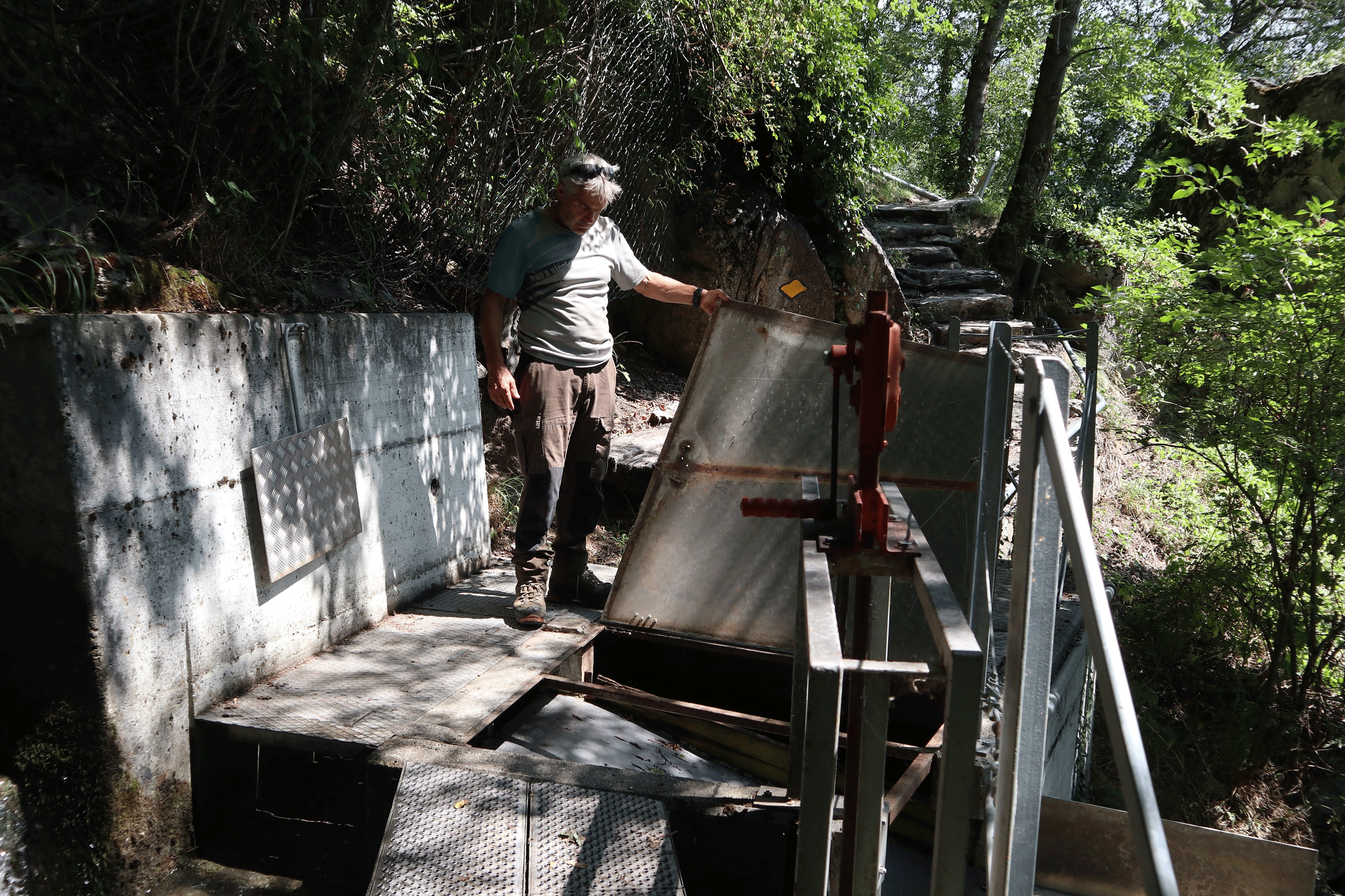 Klaus Schmidt kontrolliert ein kleines Wasserreservoir mit rund zwei Kubikmeter Inhalt.