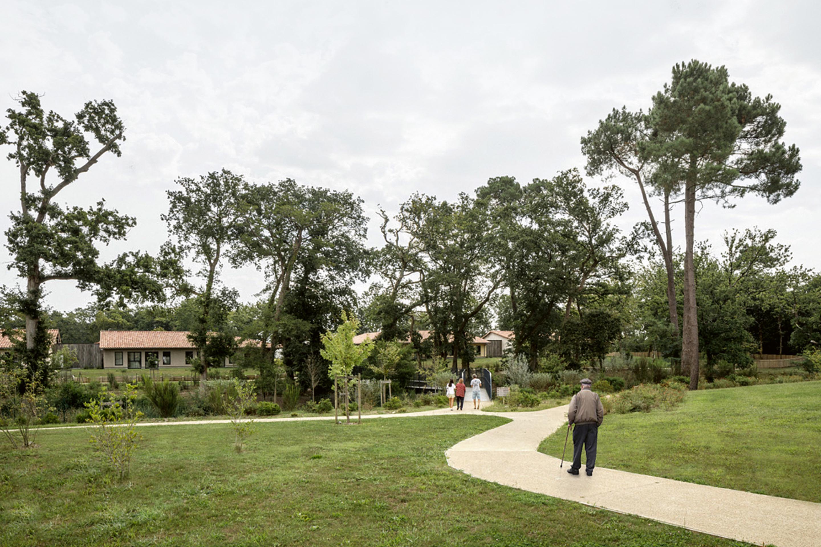 NORD Architects in collaborazione con Champagnat &amp; Gregoire Architects, il giardino dell'Alzheimer's Village nel Dipartimento di Landes, Dax (F), 2016-2020.