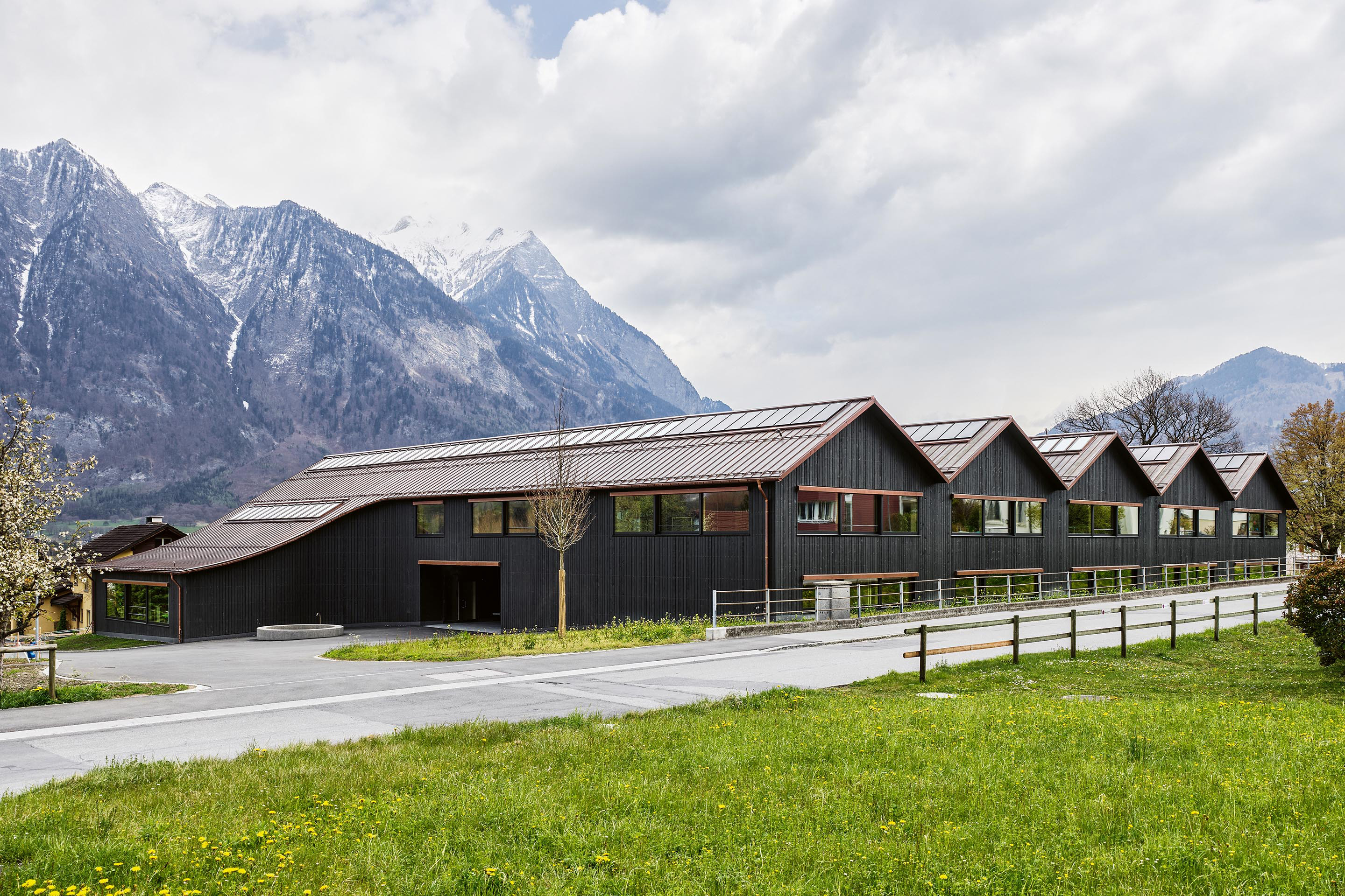Primarschule Feld, Azmoos: Die repetitive Dachlandschaft bietet sich für eine zusätzliche Belichtung über Sheds an  der Nordseite an.