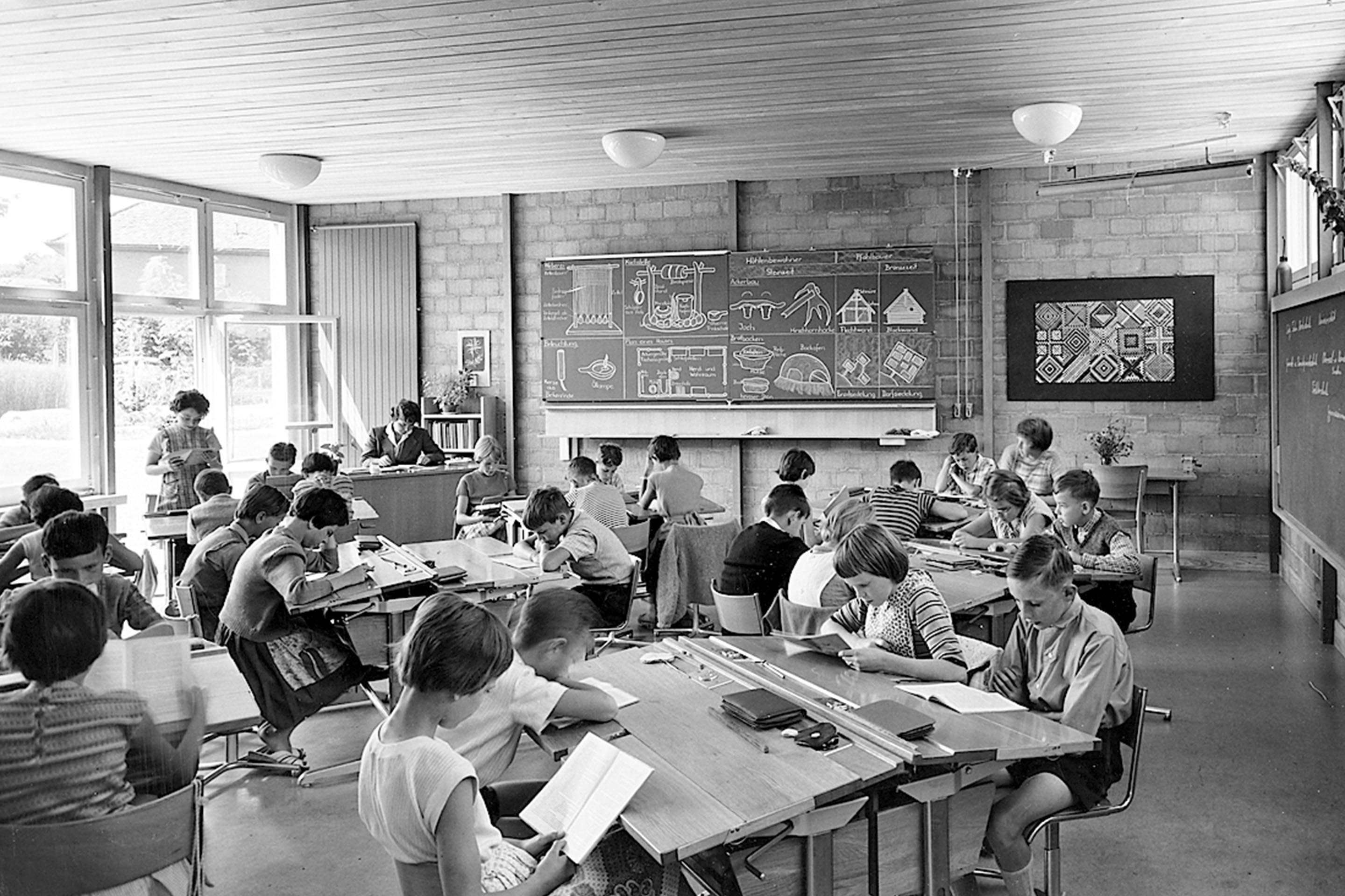 Schulhaus Riedenhalden, Zürich: Als Reflektionsfläche unterstützt die Decke die Verteilung des Tageslichts im Innenraum.