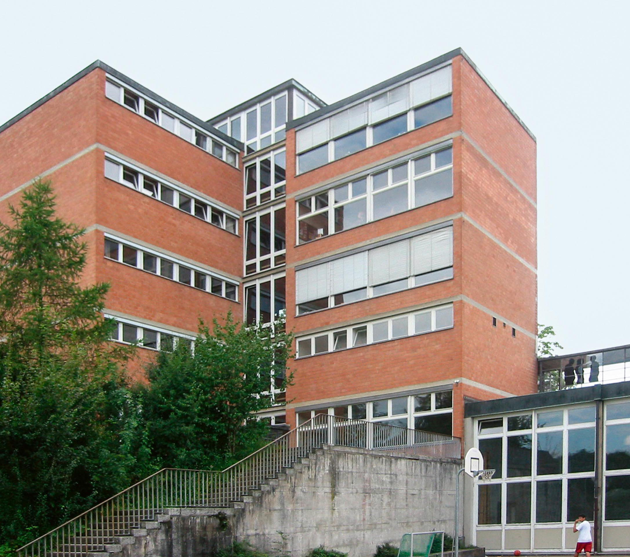 Schulhaus Riedenhalden, Zürich: Der grosse Anteil an Aussenflächen ist in Bezug auf die Wärmedämmung  problematisch, lichttechnisch aber vorteilhaft.