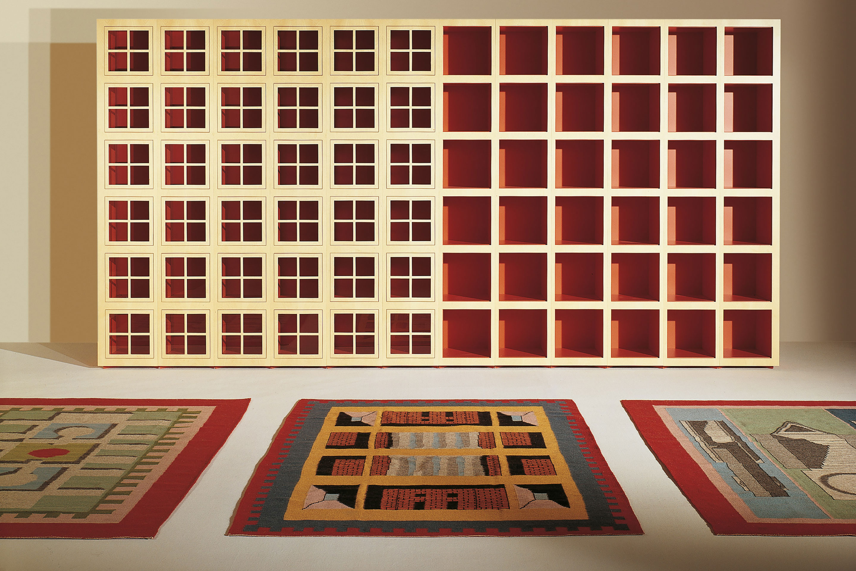 Modulares Bücherregal «Cartesio», 1994, und Teppiche mit ARP Studio, 1986.