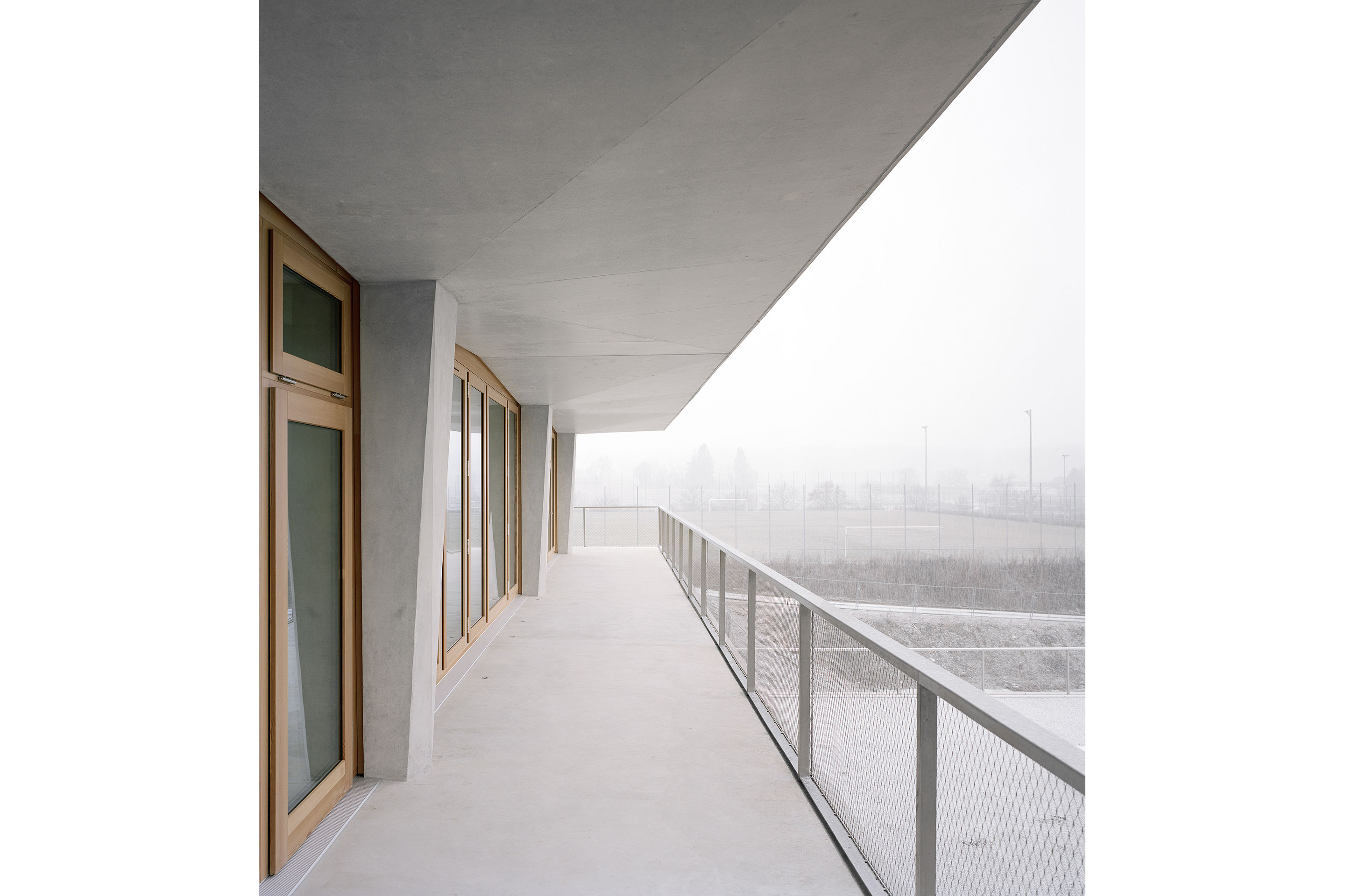 Das Exoskelett aus Stahlbeton umgürtet das Gebäude und nimmt Horizontallasten wirksam auf.