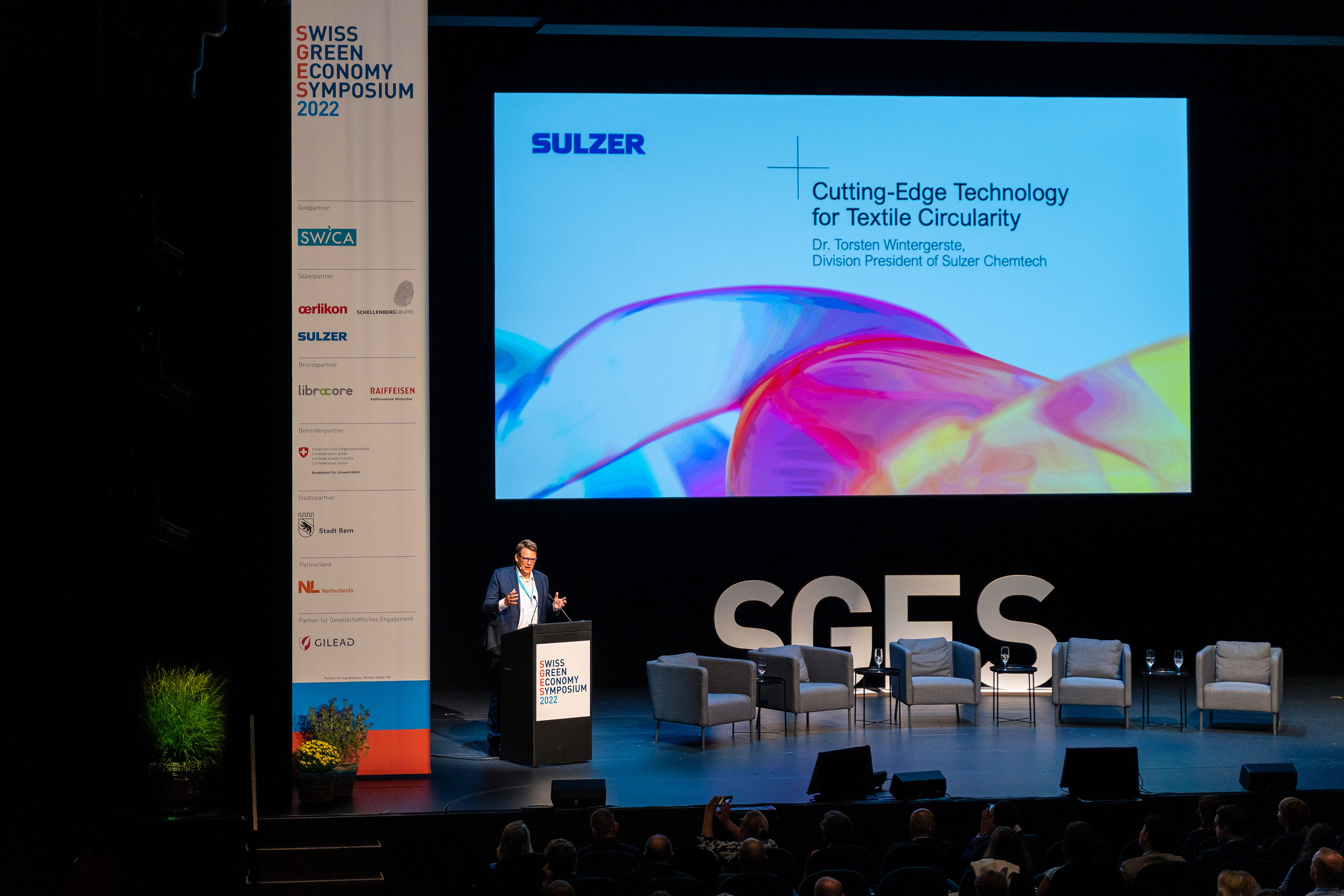 Torsten Wintergerste, Spartenleiter bei Sulzer Chemtech, stellte eine Technologie für Textilrecycling vor.