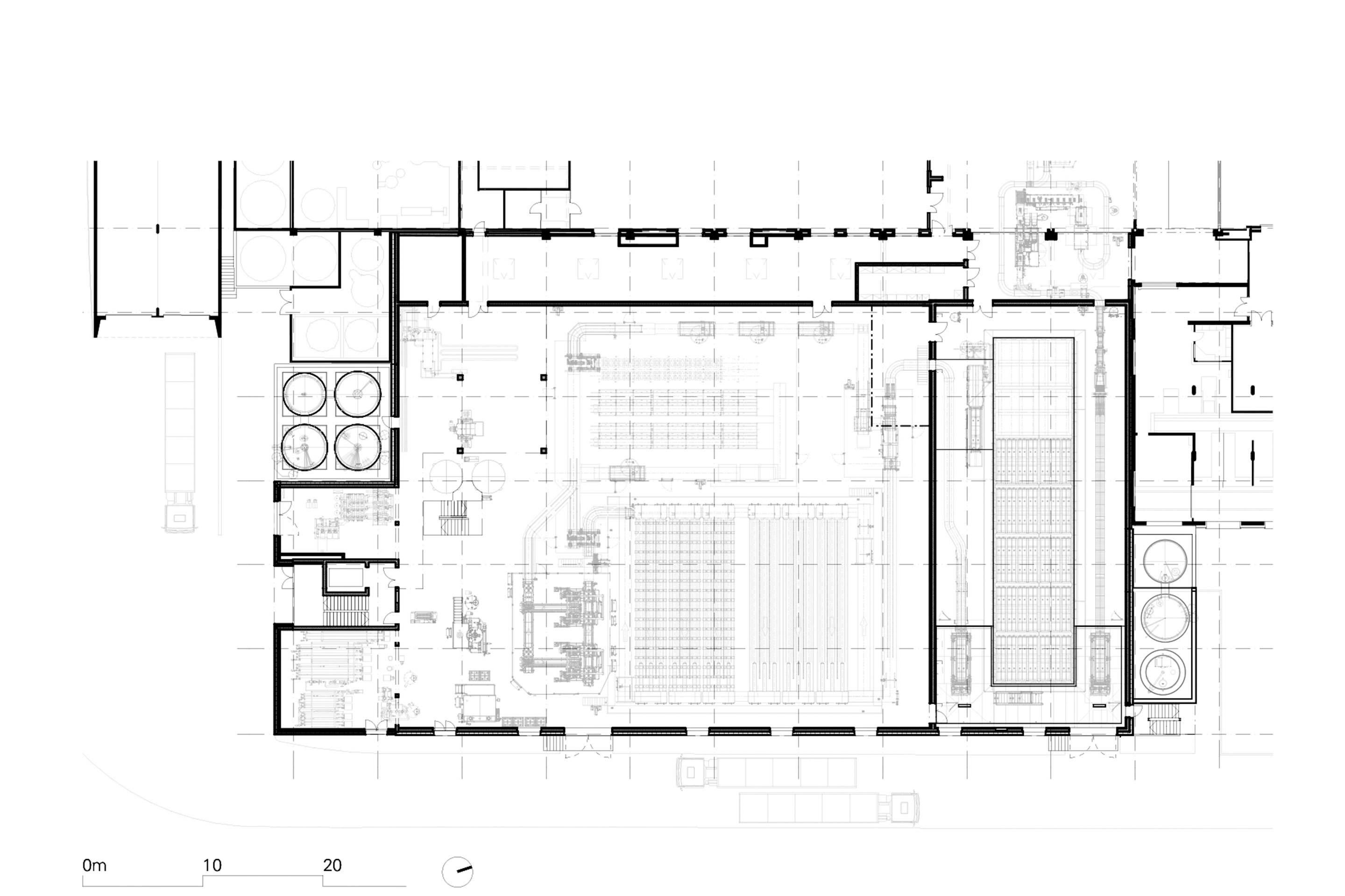 Grundriss EG: Das Gebäude ist aufgeteilt in den Produktionsraum für die eigentliche  Käseherstellung und den klimatisch getrennten Salzbadraum. Von dort wird der Käse in das angrenzende Reifungslager oder zur Verpackung befördert.
