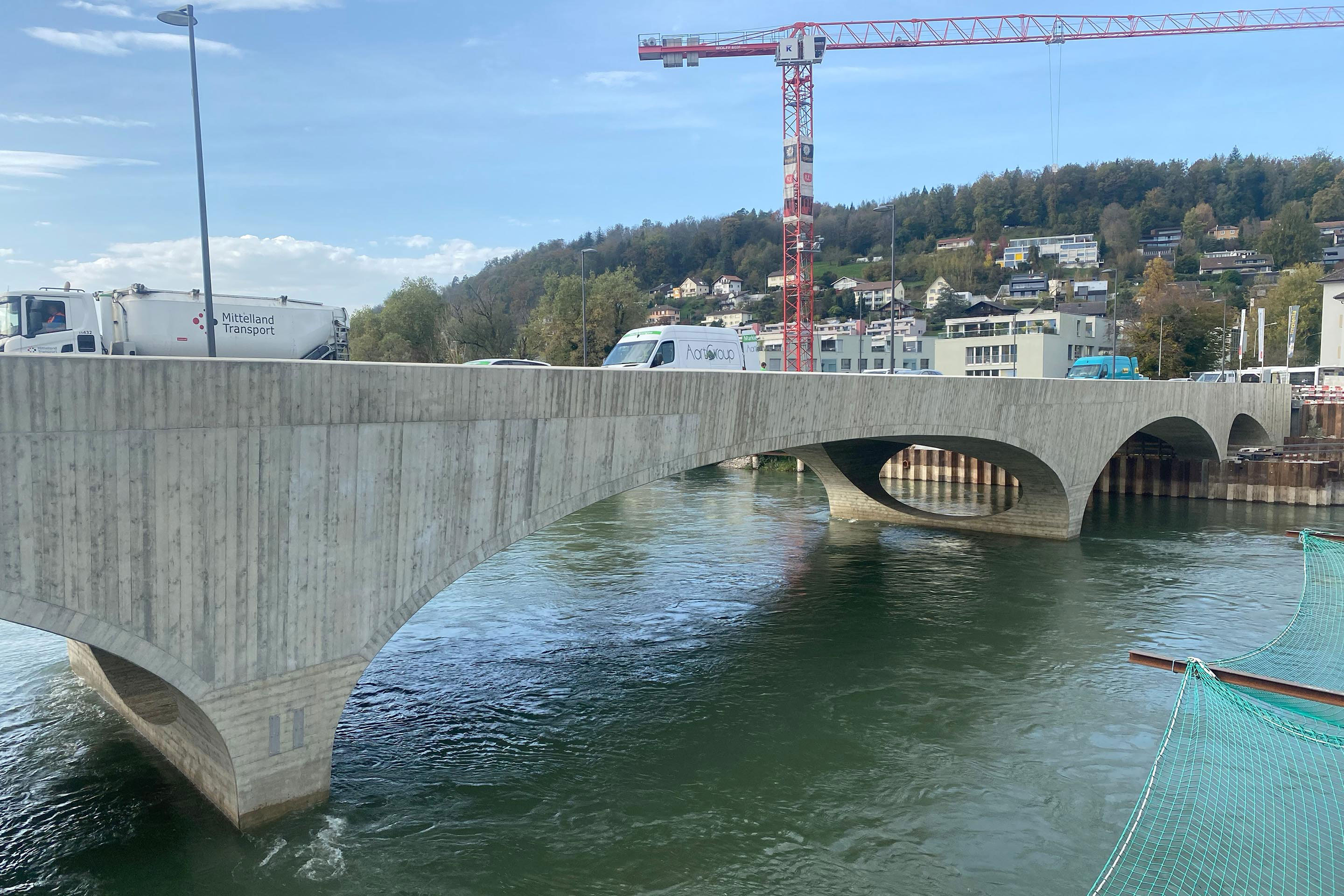 aarebruecke-aarau-9594 Obschon noch nicht offiziell eröffnet, fährt bereits Verkehr über die neue Aarebrücke.