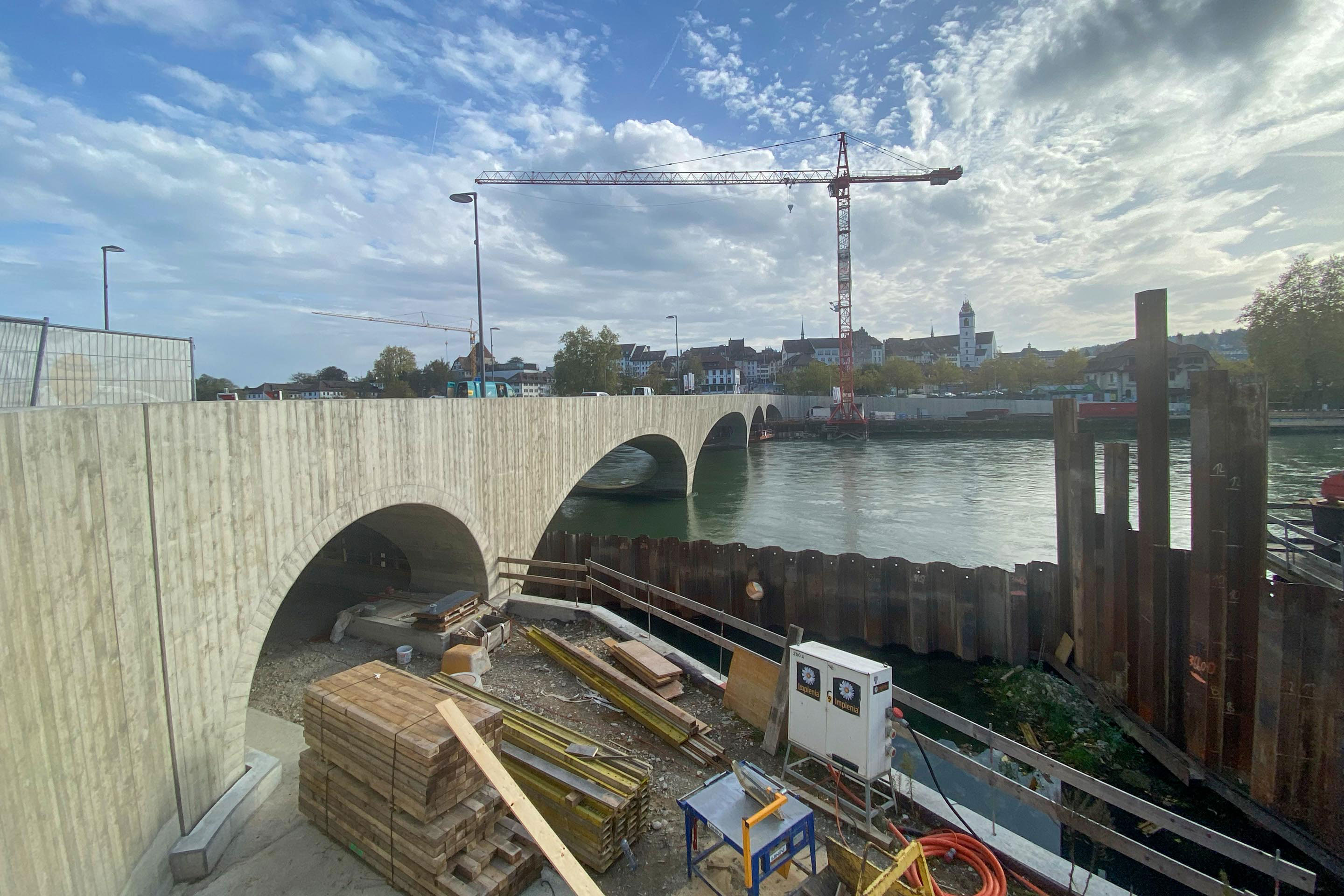 aarebruecke-aarau-9608 Nicht mehr lange, bis die letzten Spundwände gezogen und die Uferwege für die Öffentlichkeit zugängig sein werden.