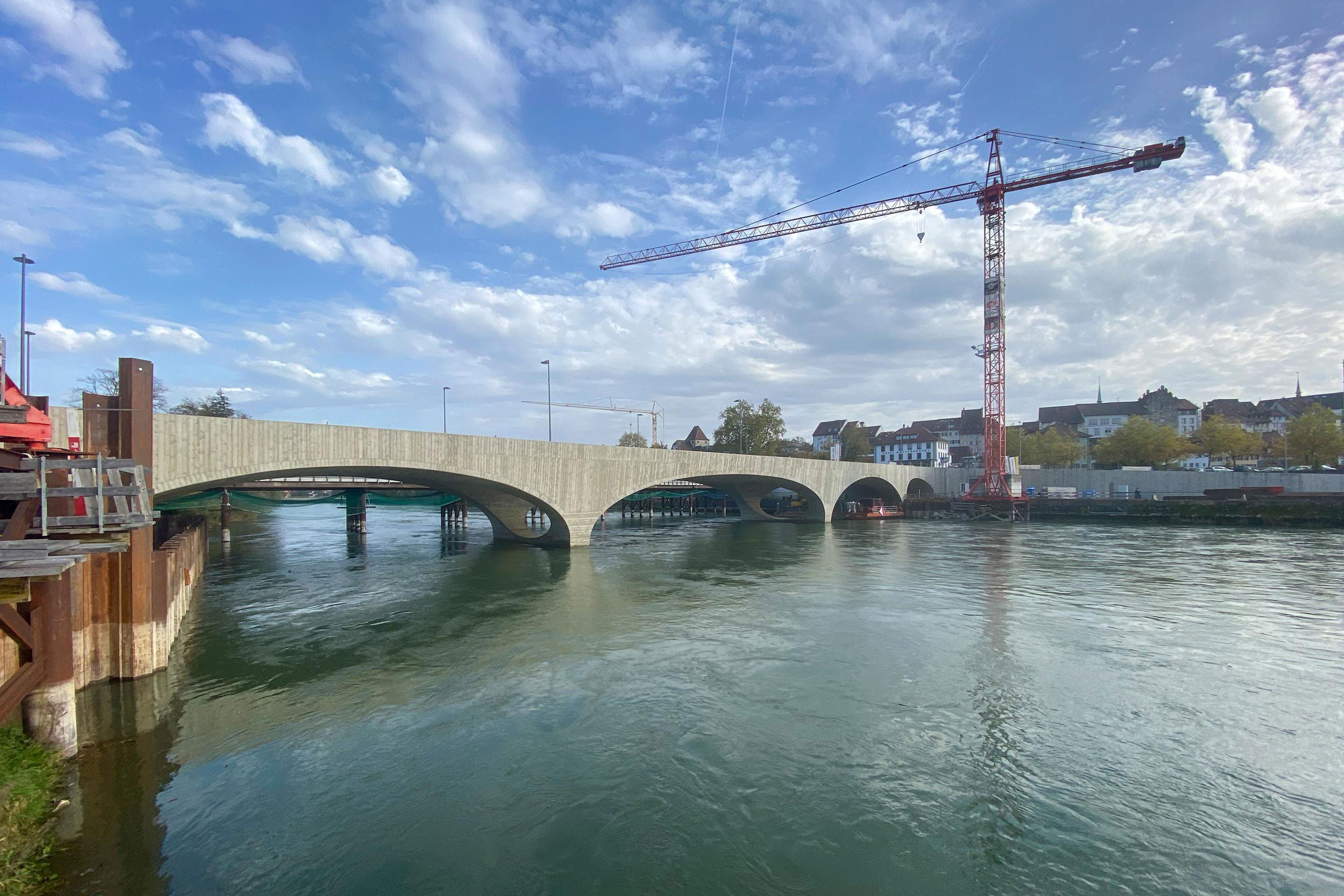aarebruecke-aarau-9614 Bei Normalwasserstand sind die elliptischen Öffnungen in den Pfeilern vollständig sichtbar.