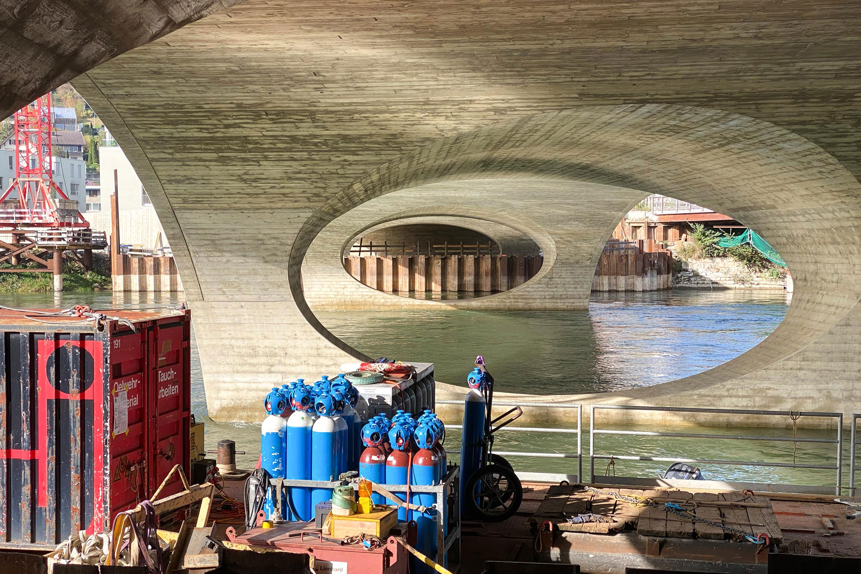 aarebruecke-aarau-9648 Ein Lager mit Gasflaschen als Überbleibsel der Arbeiten an den Spundwandkonstruktionen.