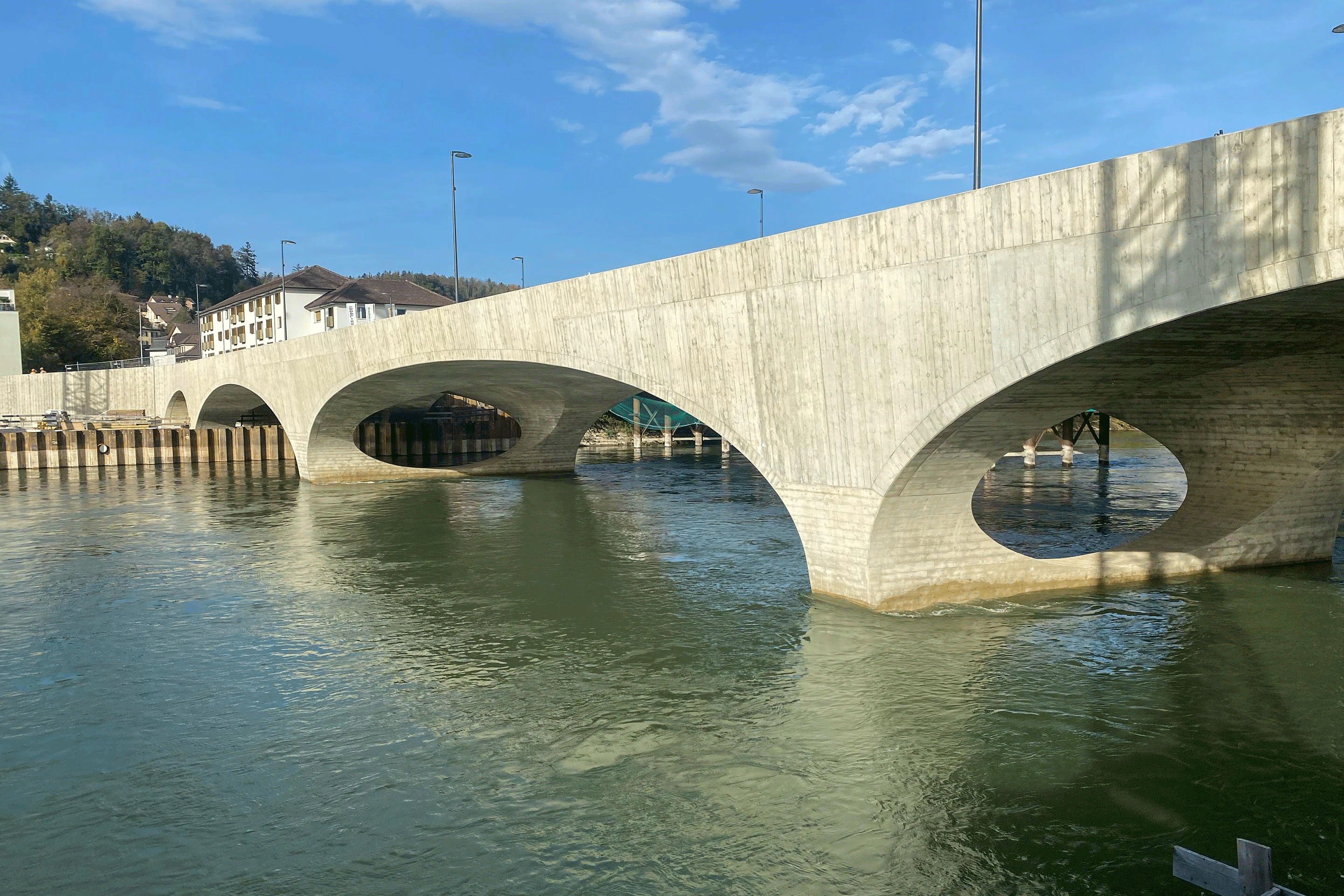 aarebruecke-aarau-9670 Noch zeichnen sich die Pegelstände der Aare nur zögerlich an den Pfeilern ab.