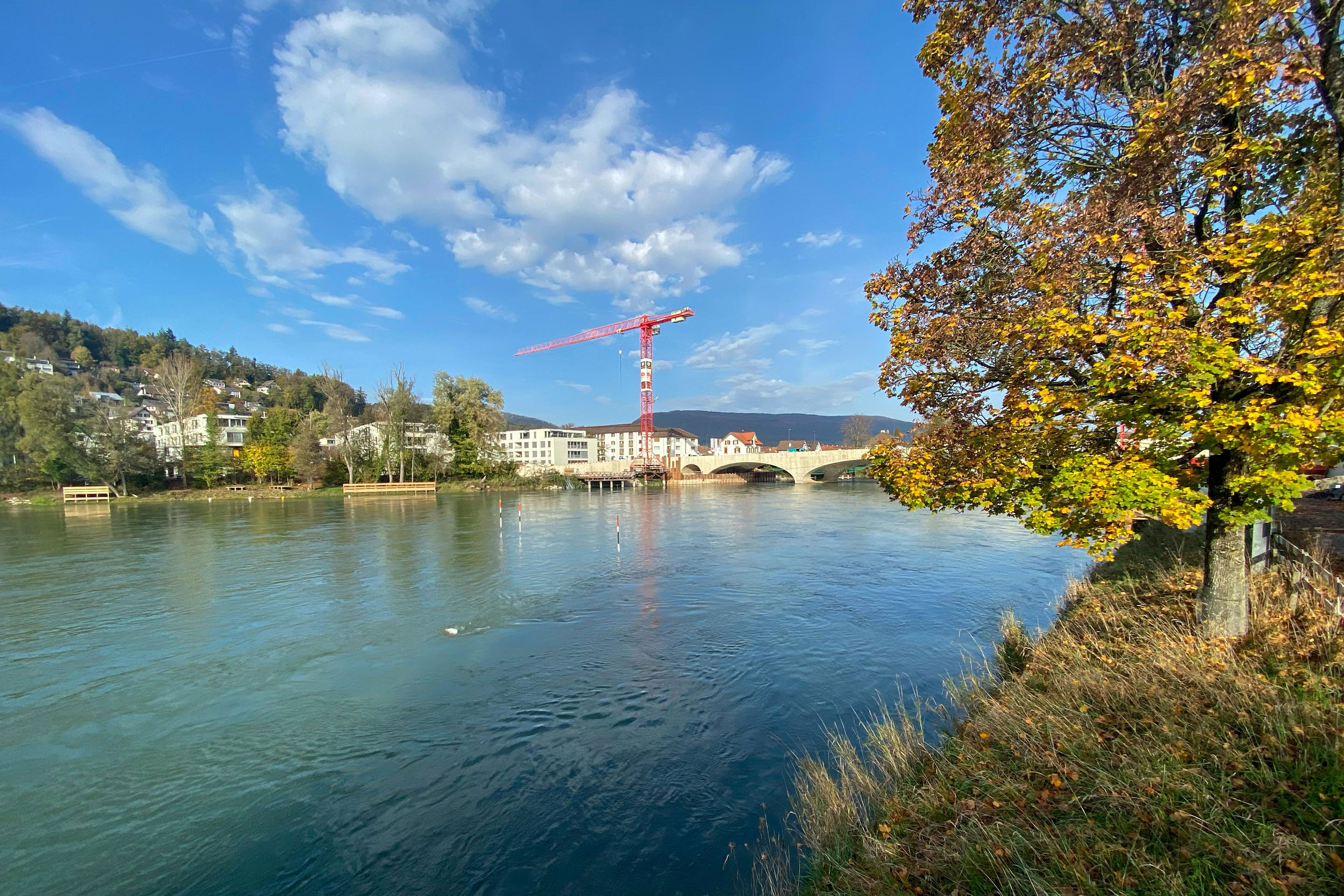 aarebruecke-aarau-9681 Die neue Brücke und die Uferwege leisten einen Beitrag an die Verbindung von Naherholungsgebieten.