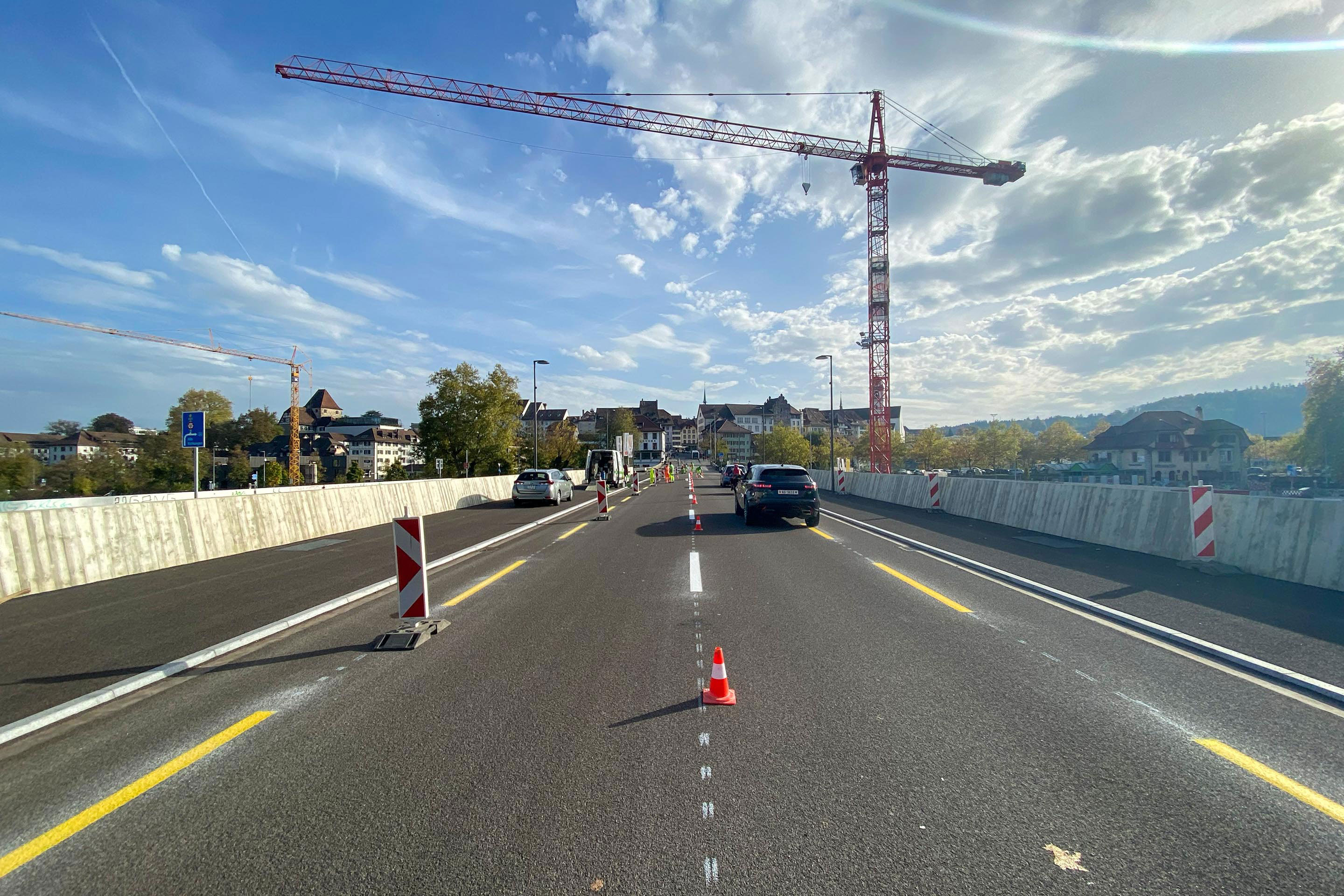aarebruecke-aarau-9694 Die Fahrbahn der neuen Brücke umfasst in beide Richtungen einen Fahrradstreifen.