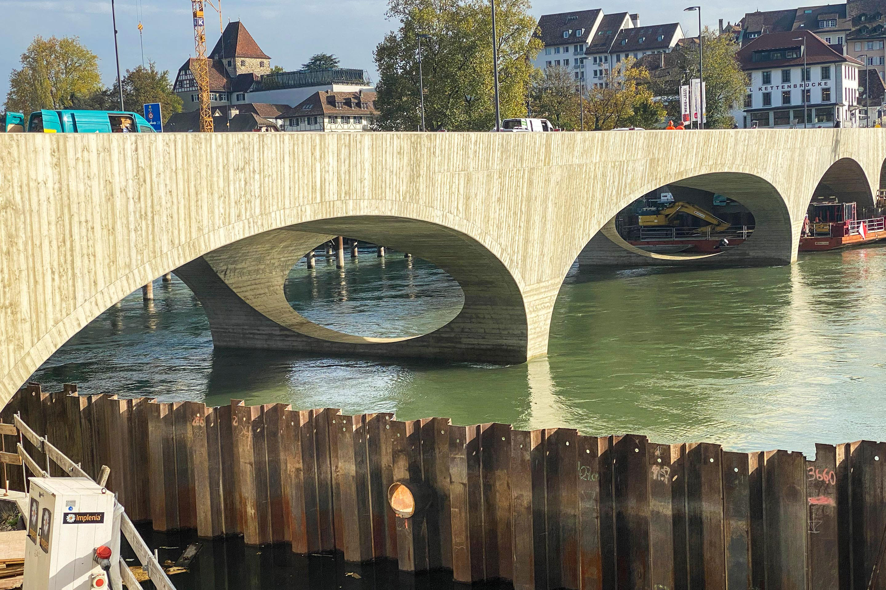 aarebruecke-aarau-9700 Die auskragenden Seitenflanken ermöglichten es, die Pfeilerfundamente der rückgebauten Brücke aus dem Jahr 1949 weiter zu verwenden.