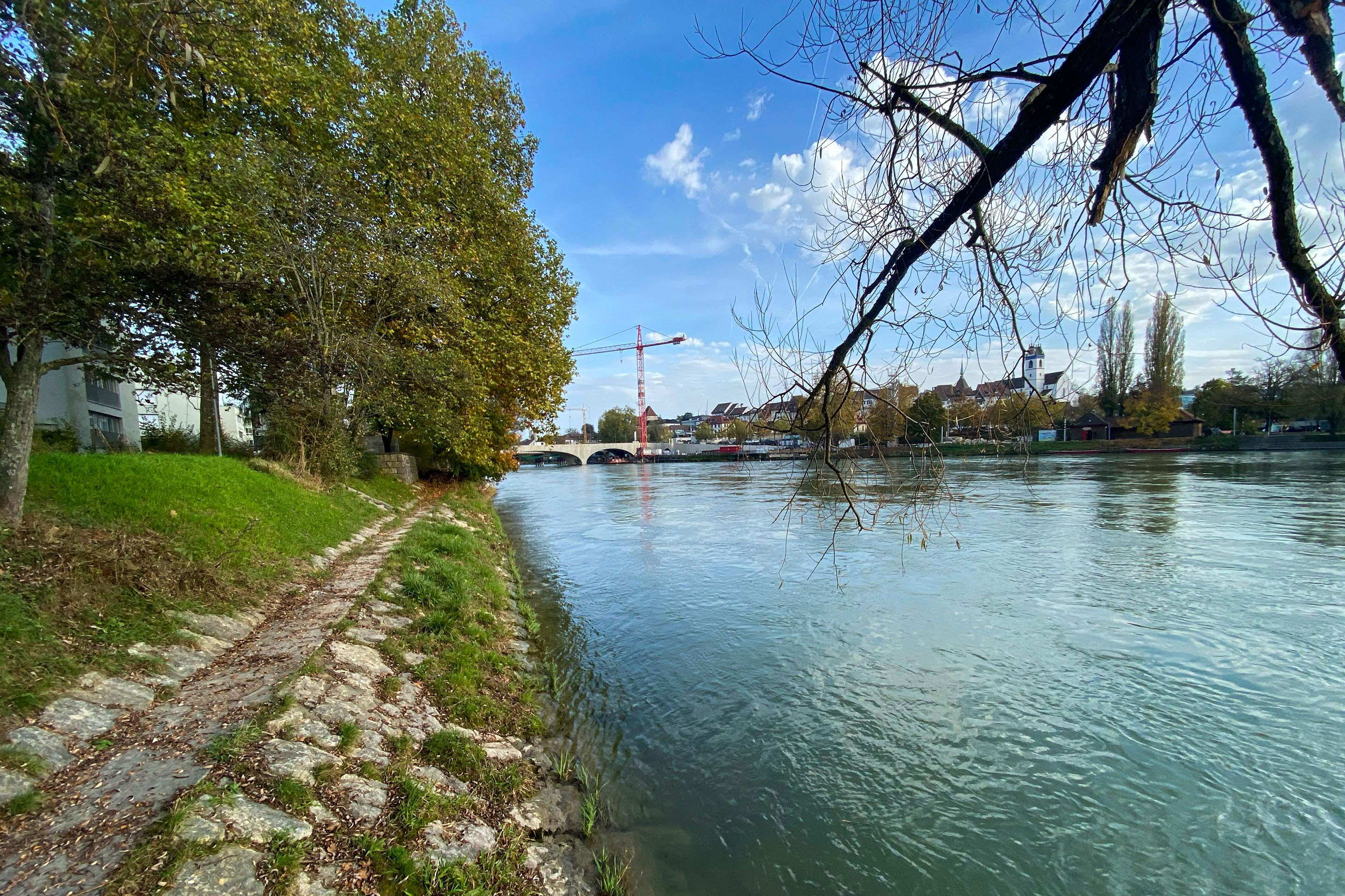 aarebruecke-aarau-9707 Aus der Ferne betrachtet wirkt die neue Bücke vergleichsweise filigran.