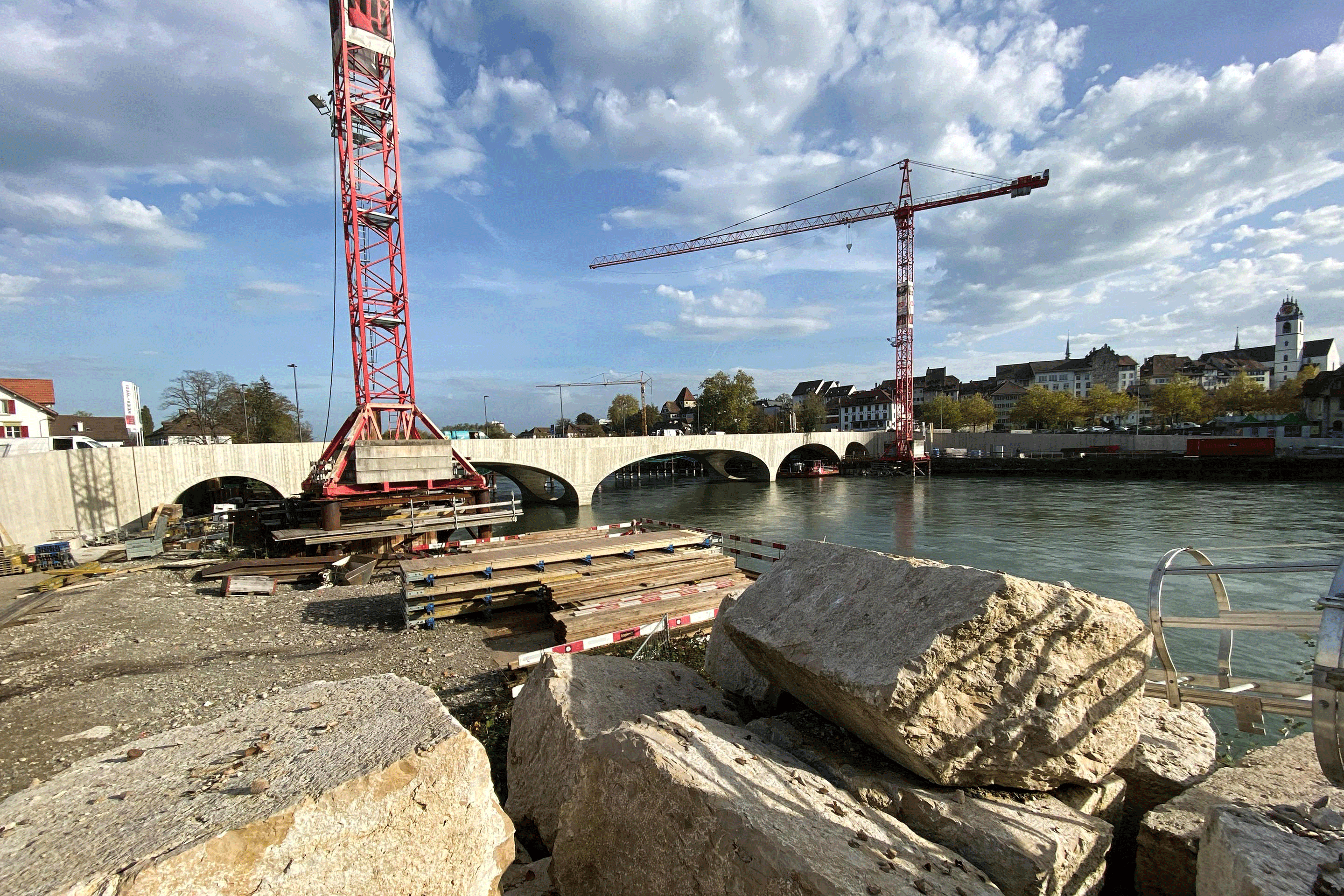 aarebruecke-aarau-9721 Rückgebaute Blocksteine der früheren Fundamente sollen entlang der Uferwege ein zweites Leben erhalten.