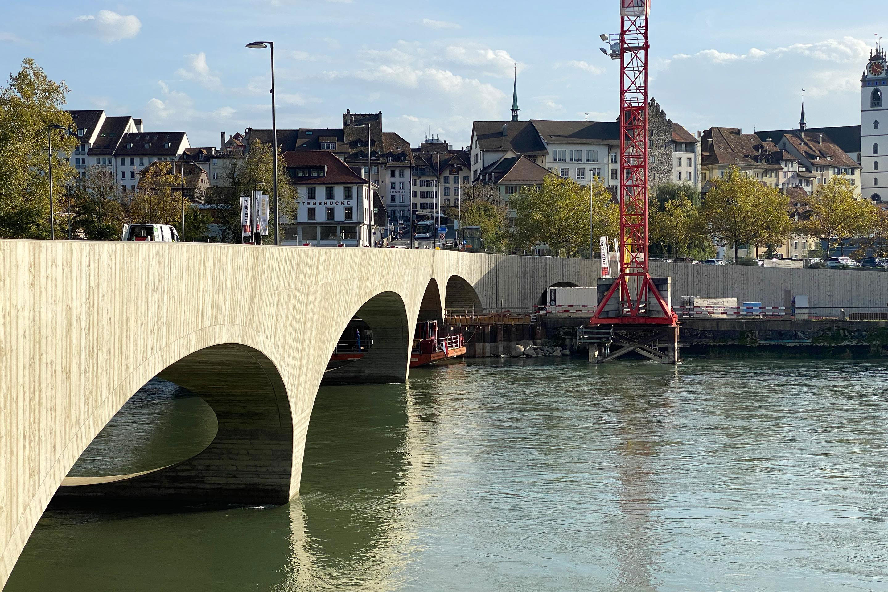 aarebruecke-aarau-9778 Farbpigmente im Beton sorgen für ein wechselndes Erscheinungsbild je nach Sonnenstand.