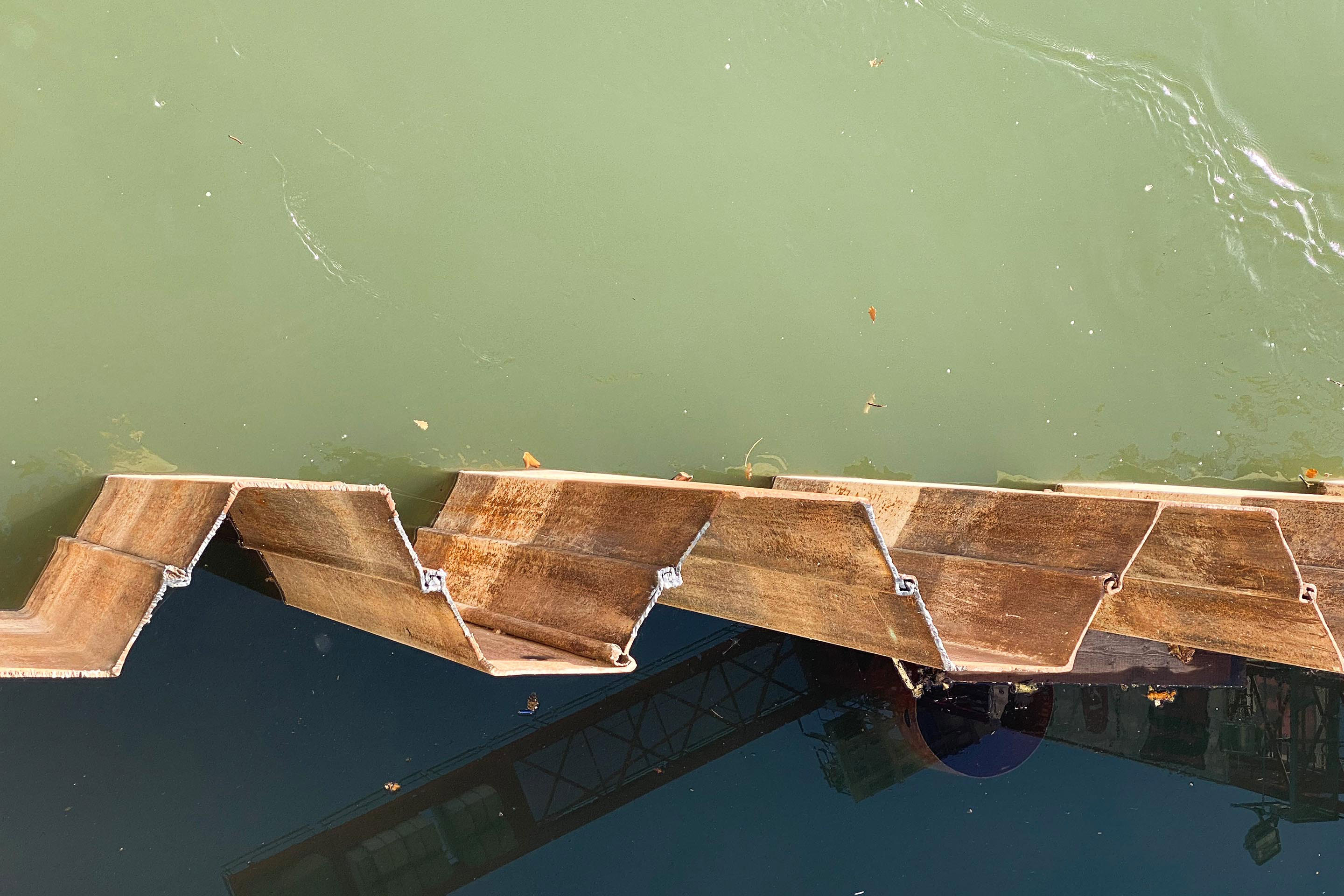 aarebruecke-aarau-9783 Für die Arbeiten an den Pfeilern wurde mithilfe von Spundwandkästen der Normalwasserspiegel temporär rund 6.5 Meter abgesenkt