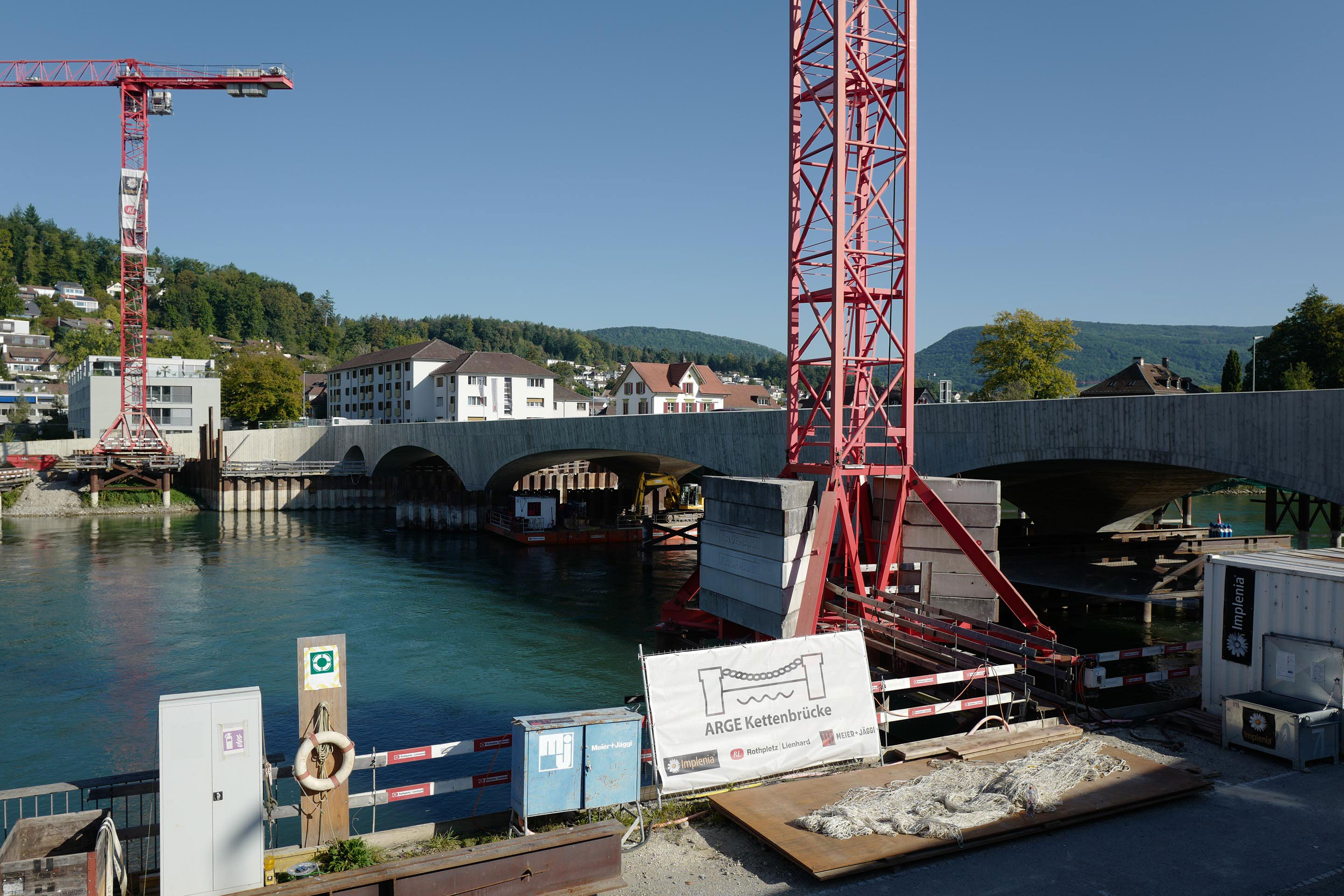 aarebruecke-aarau-L1040966 Von der einstigen Grossbaustelle zeugen nun nur noch einzelne Plattformen und Kräne.