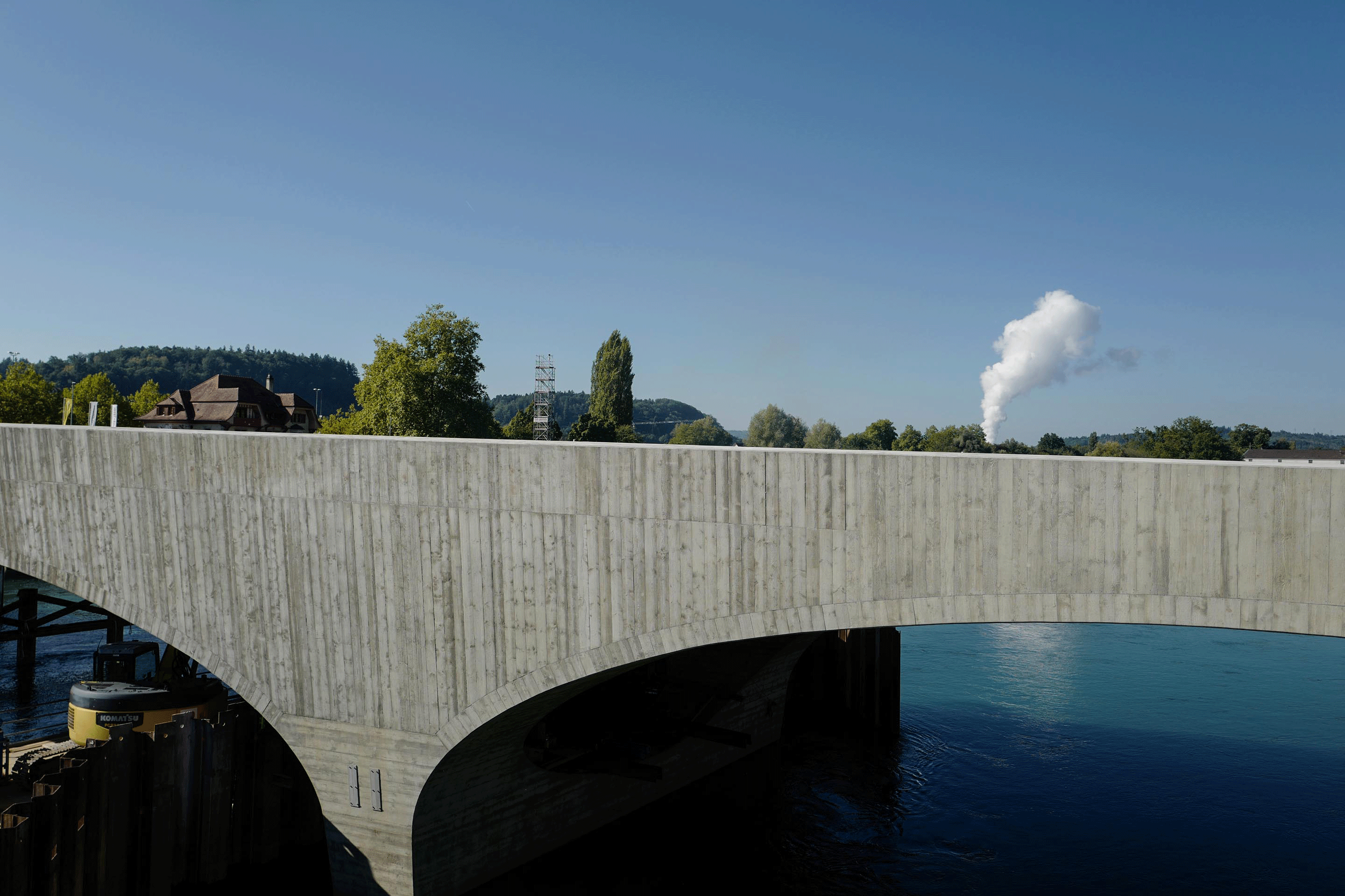 aarebruecke-aarau-L1040991 Sichtbare Bautechnik: Wegen der verfügbaren Länge der Schalungsbretter musste im Bereich der Brüstung angesetzt werden.