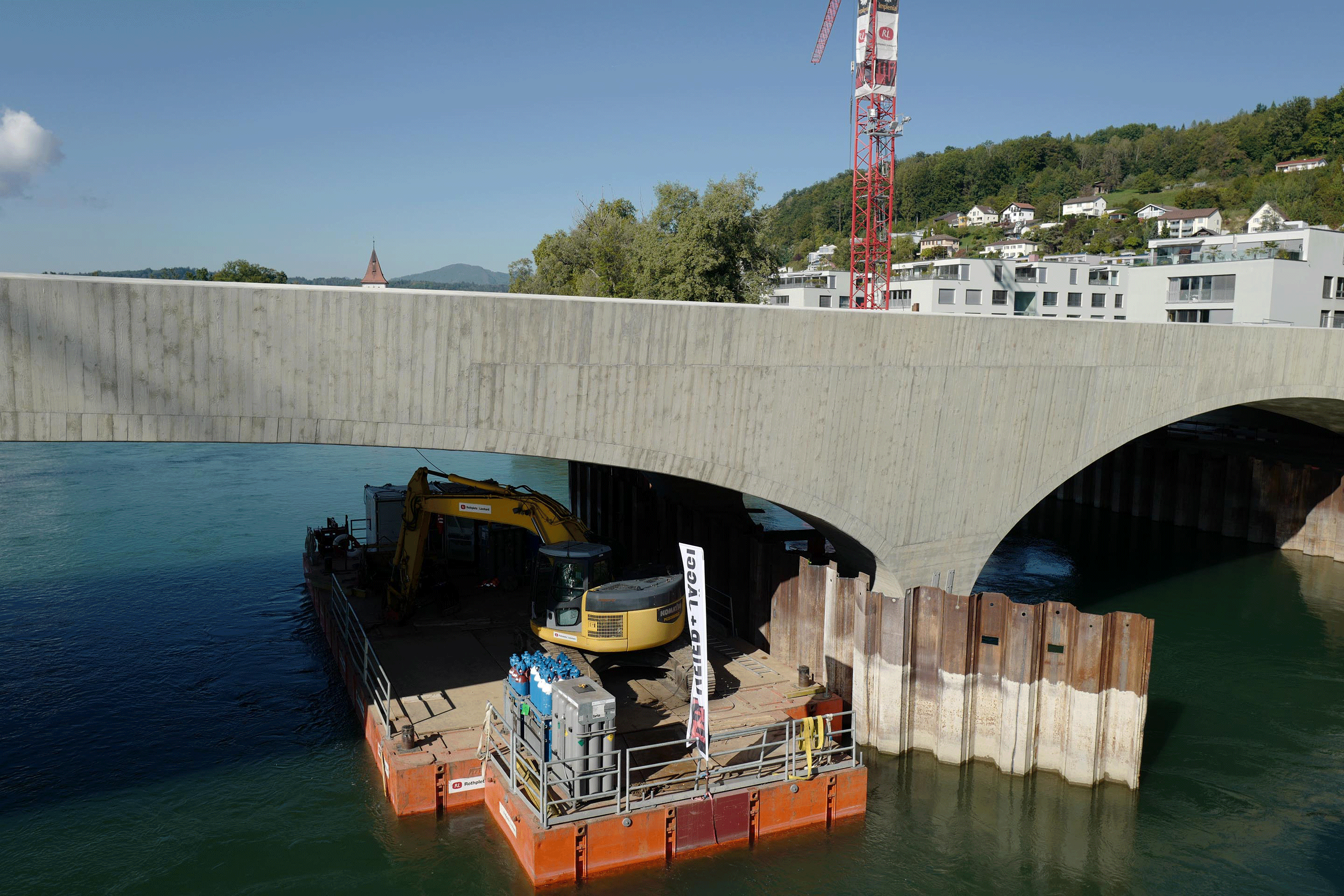 aarebruecke-aarau-L1040993 Für die Arbeiten im und am Wasser waren aufwendige Bauhilfsmassnahmen und Installationen nötig.
