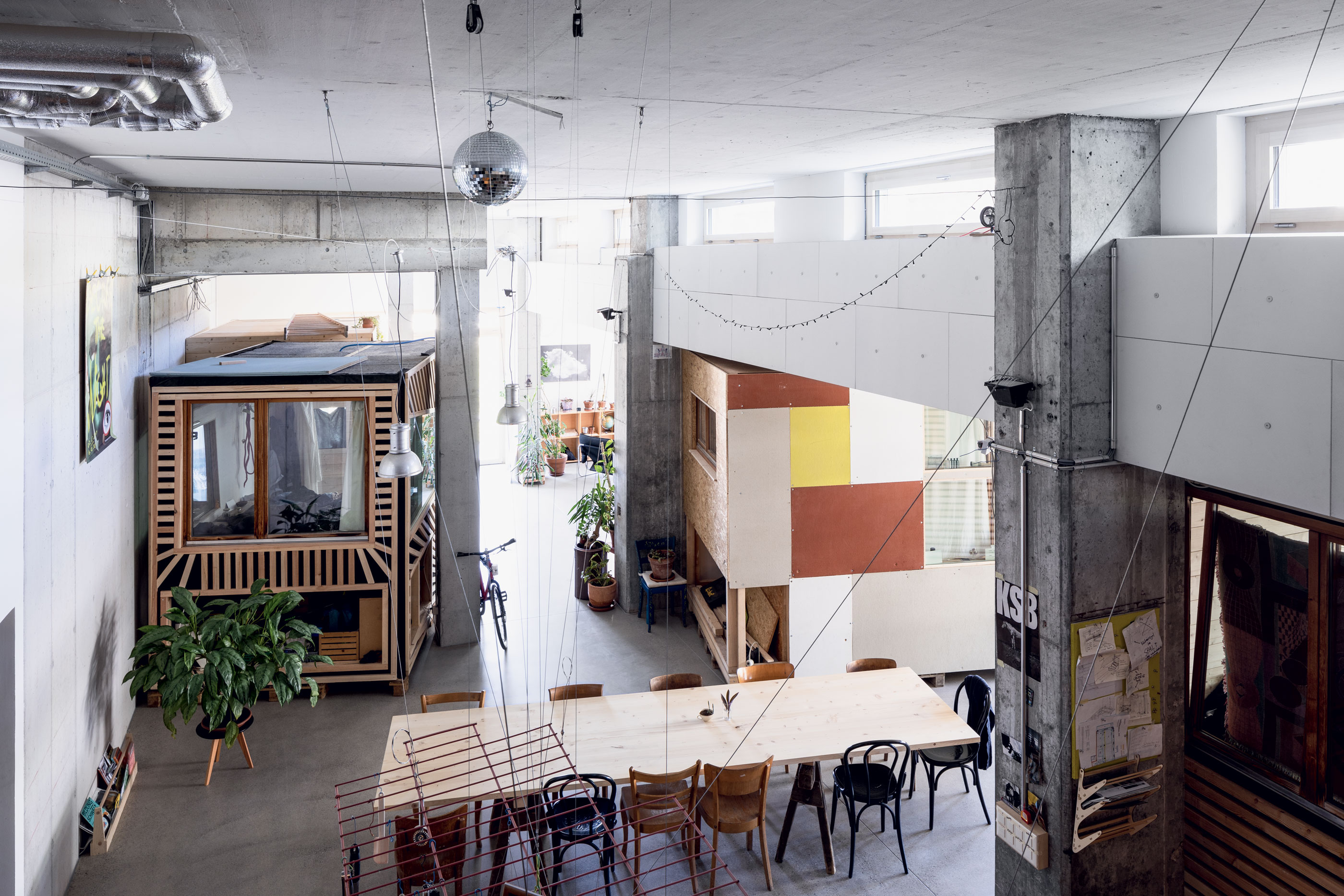 Vue de l’appartement avec des cellules individuelles construites  par les habitants