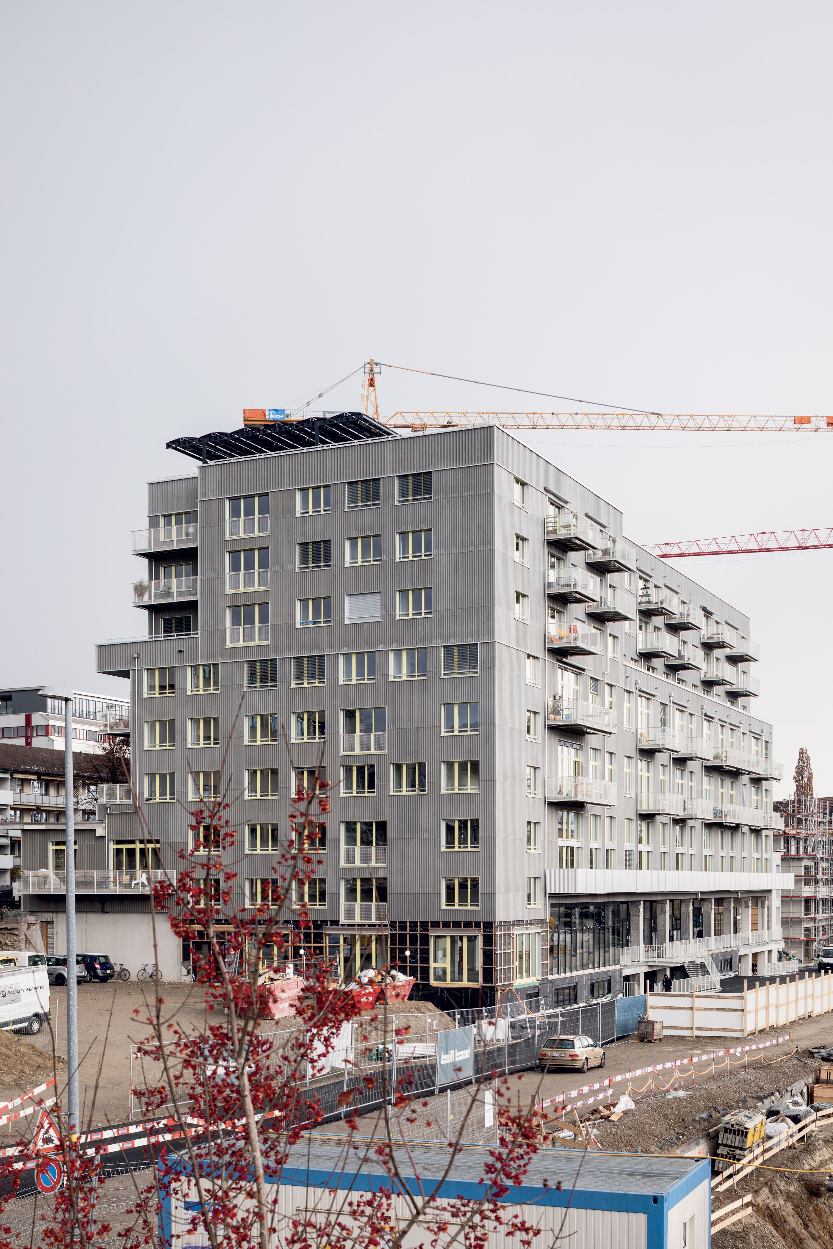 Vue du bâtiment transformé, avec sa façade en panneaux de fibrociment